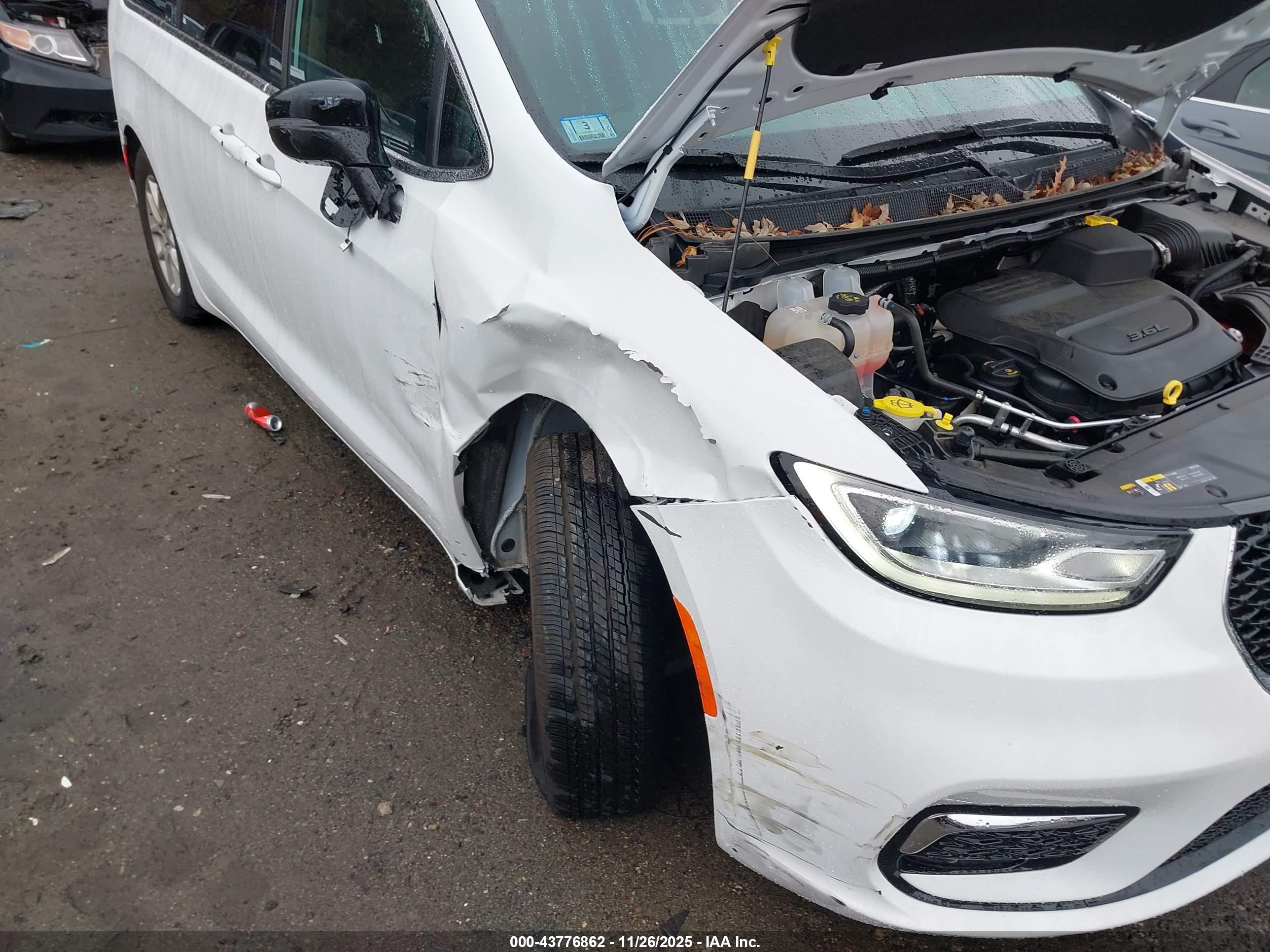 CHRYSLER PACIFICA image 6