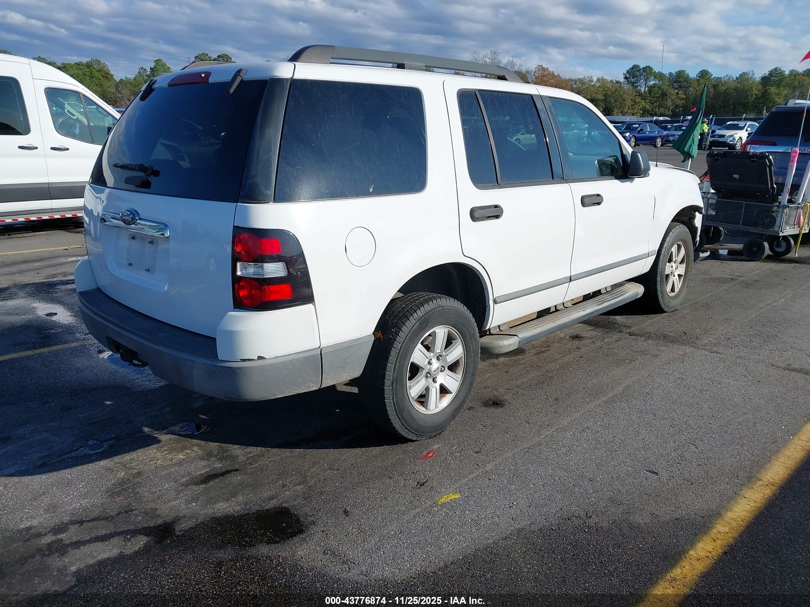FORD EXPLORER image 4