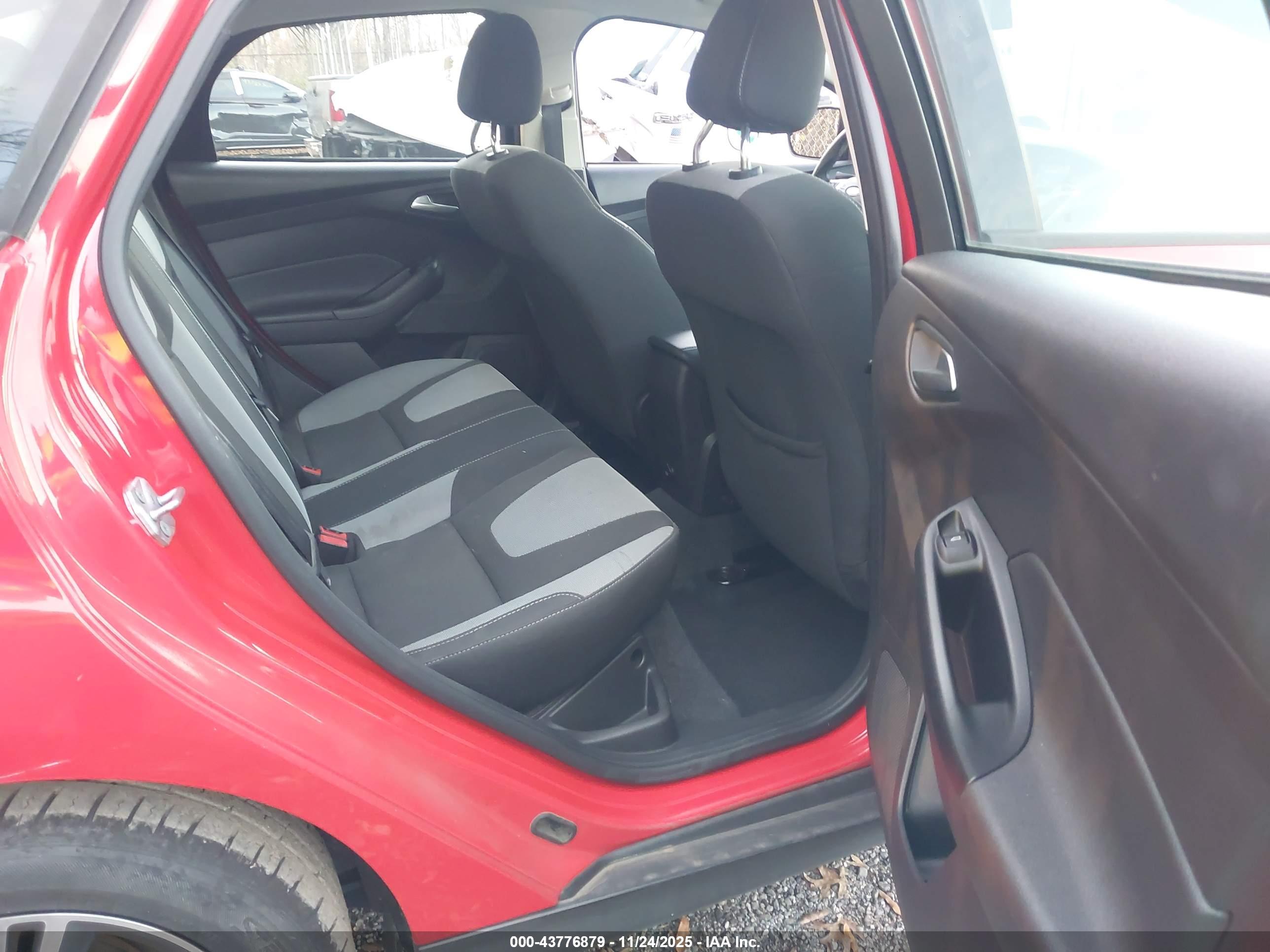 FORD FOCUS image 8