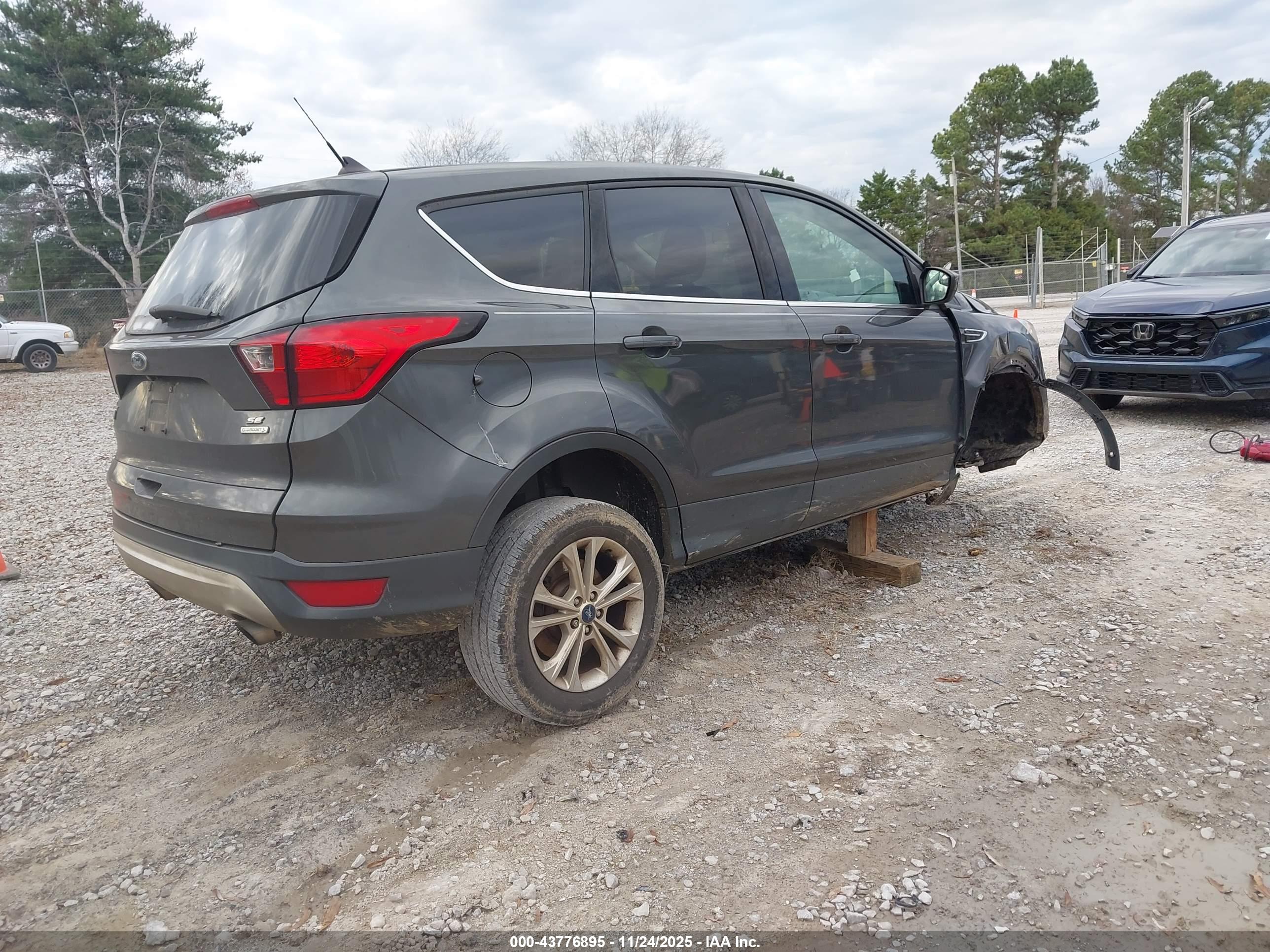 FORD ESCAPE image 4
