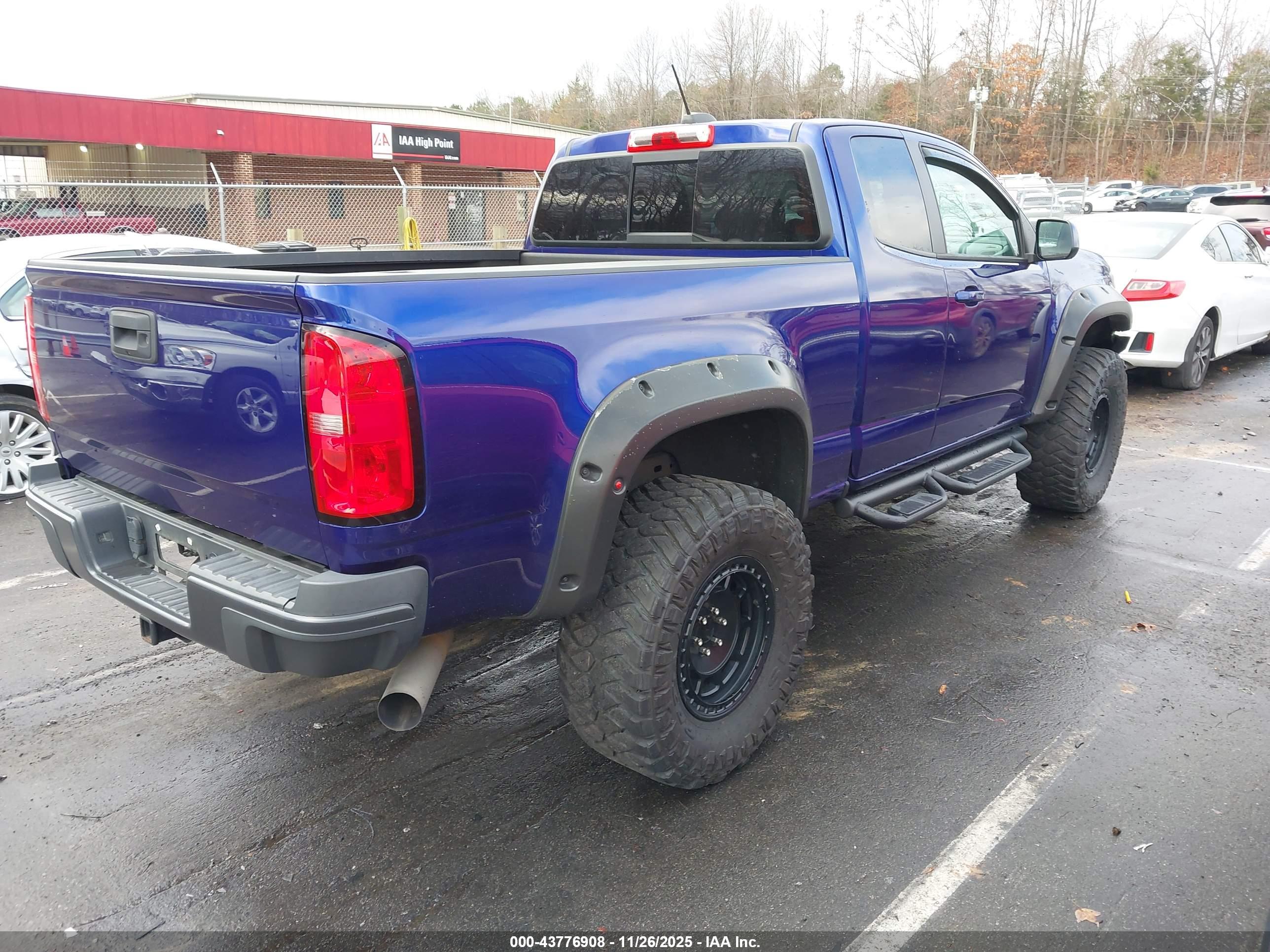CHEVROLET COLORADO image 4