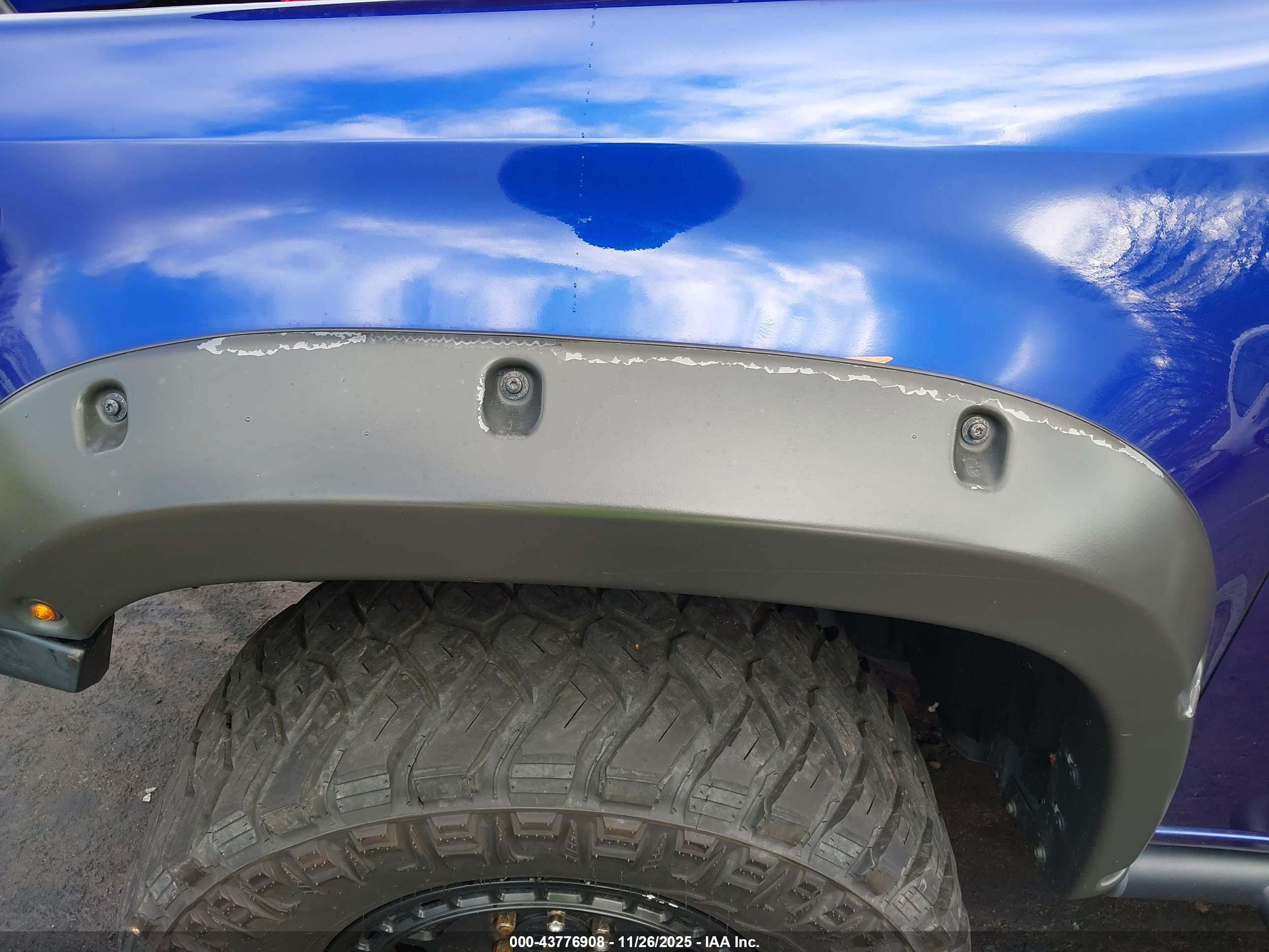 CHEVROLET COLORADO image 6