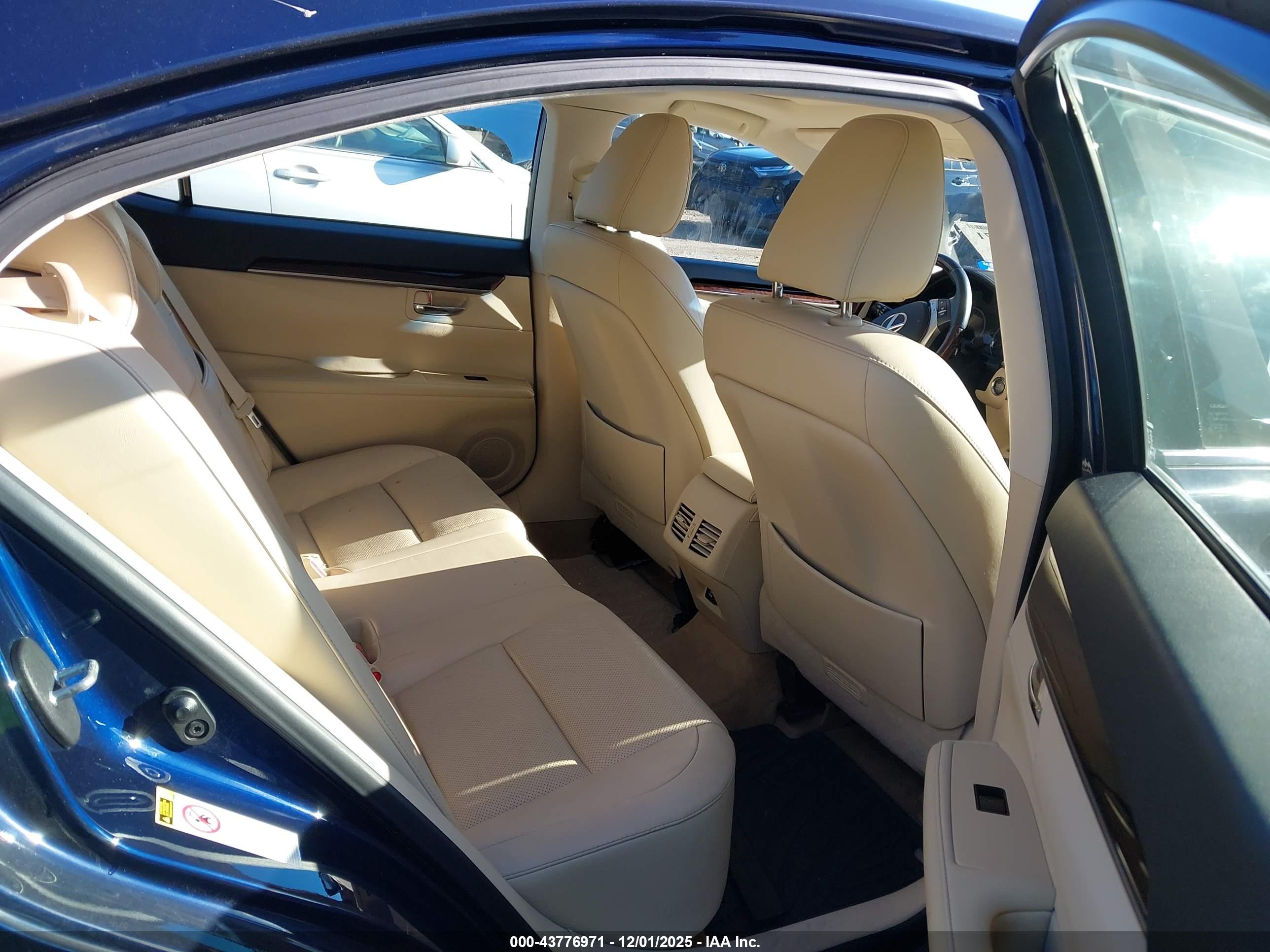 LEXUS ES image 8