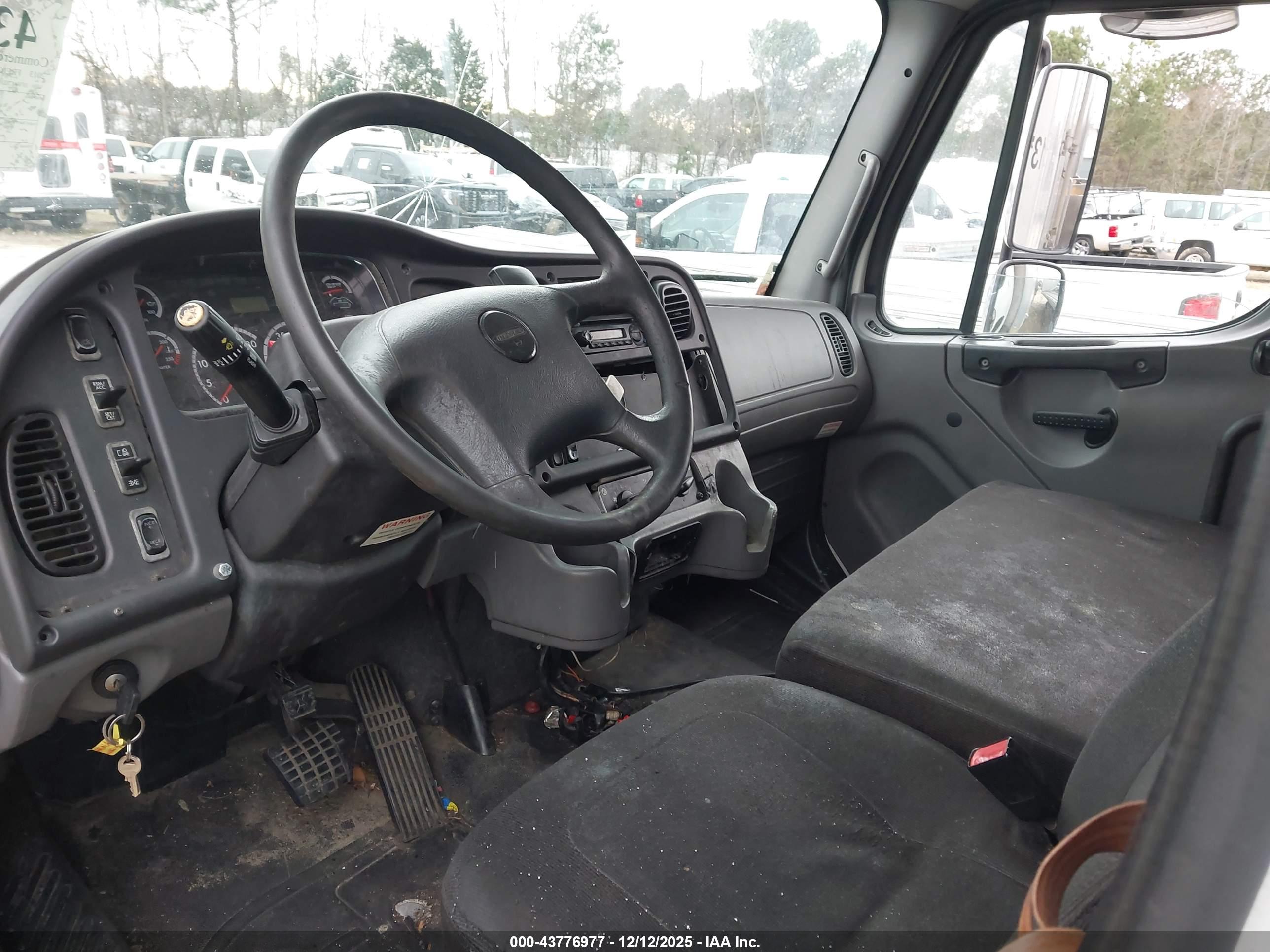 FREIGHTLINER M2 image 5