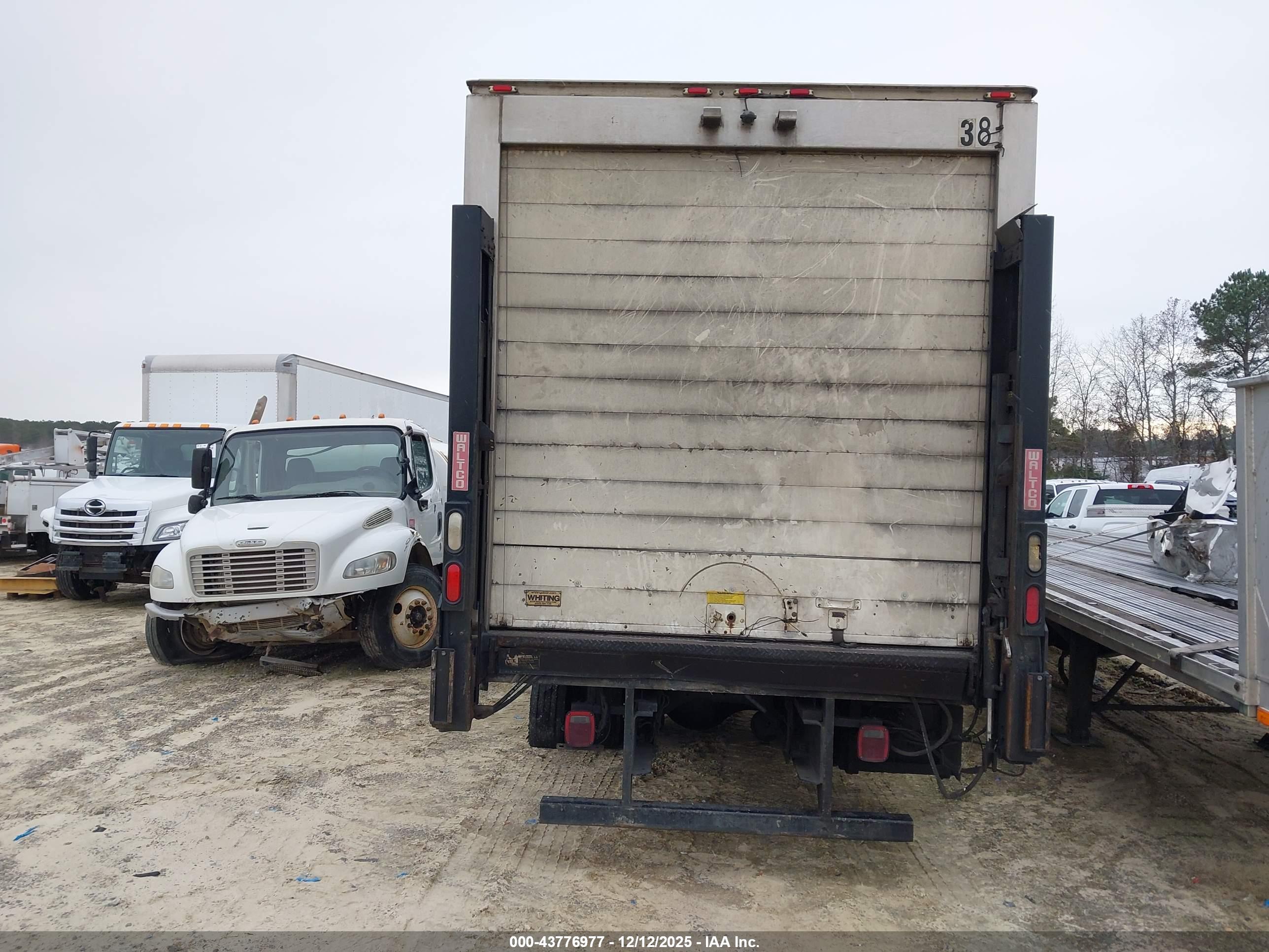 FREIGHTLINER M2 image 8