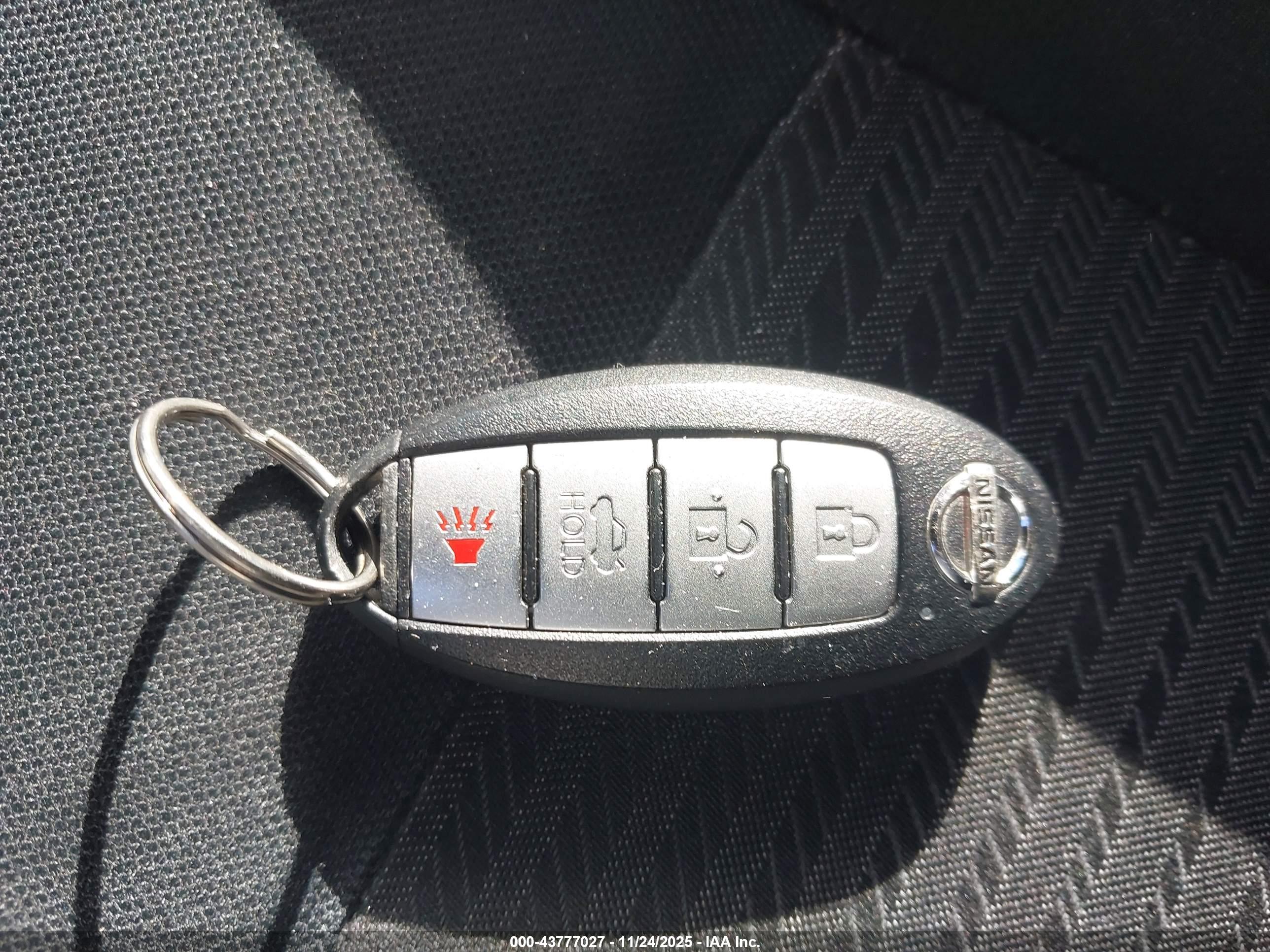 NISSAN VERSA image 11