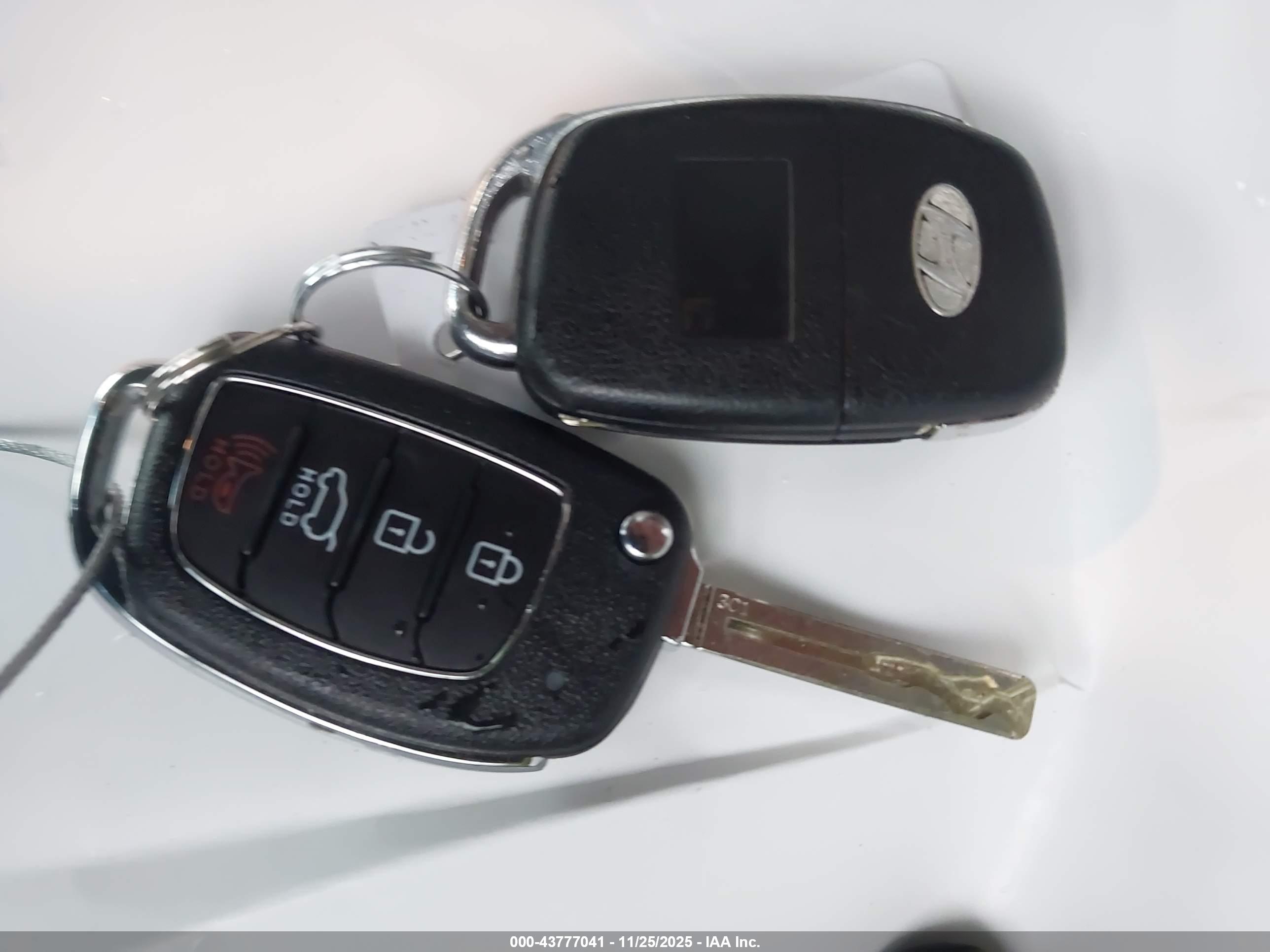 HYUNDAI TUCSON image 11