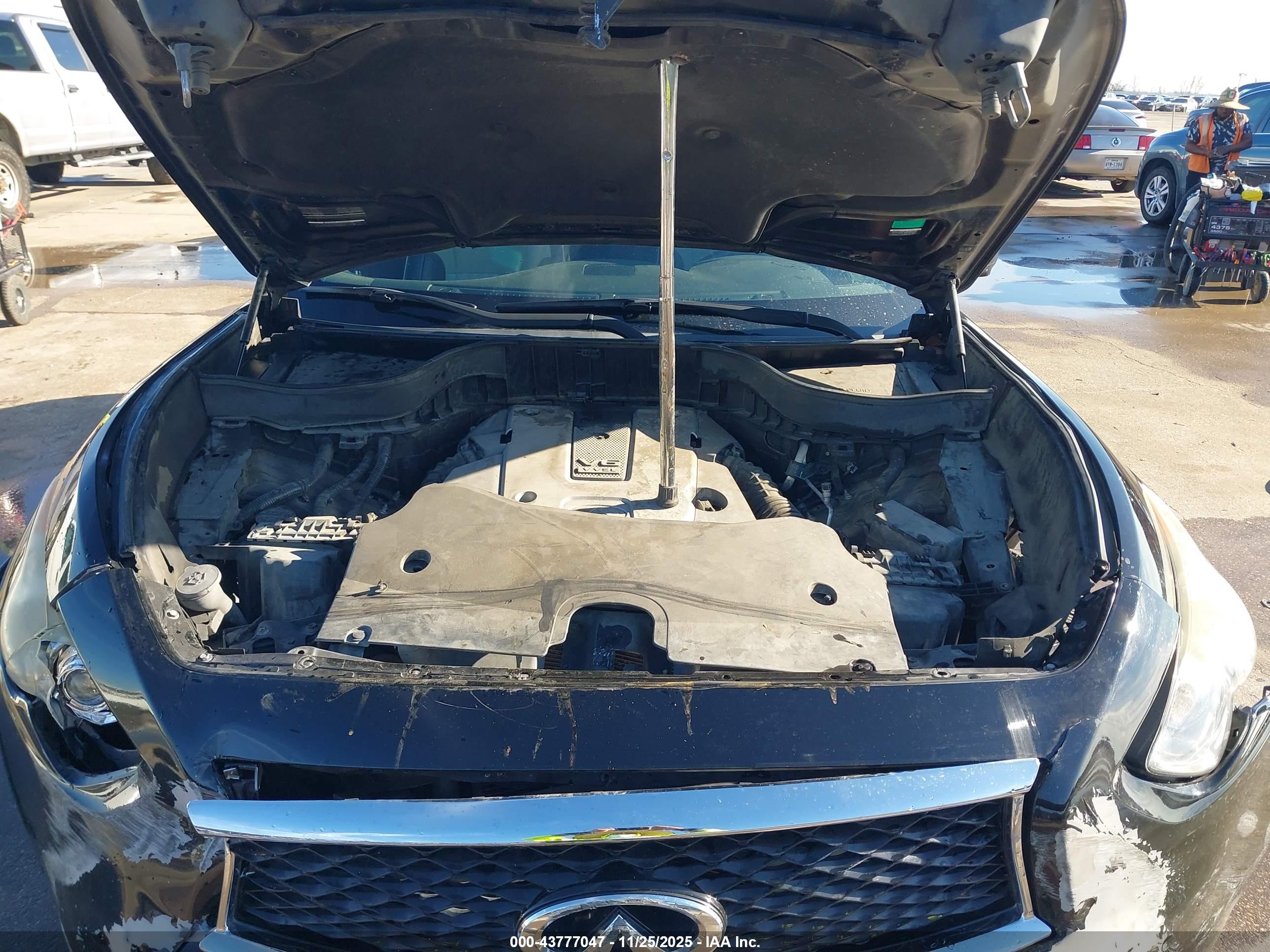 INFINITI QX70 image 10