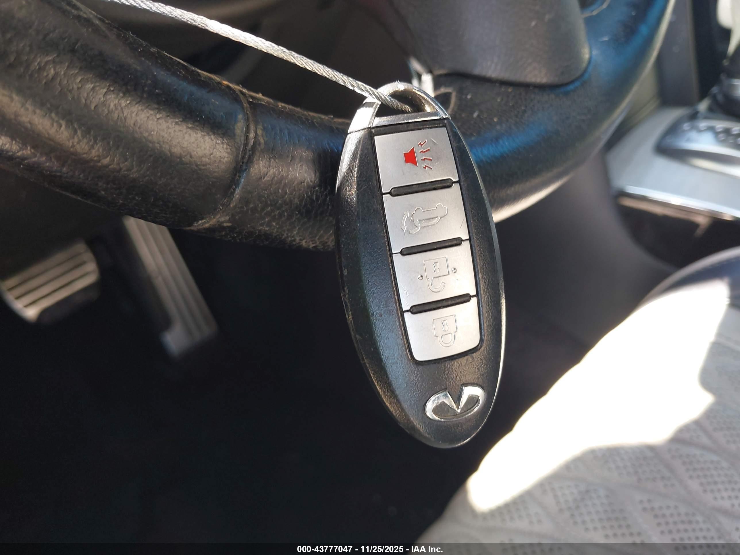 INFINITI QX70 image 11