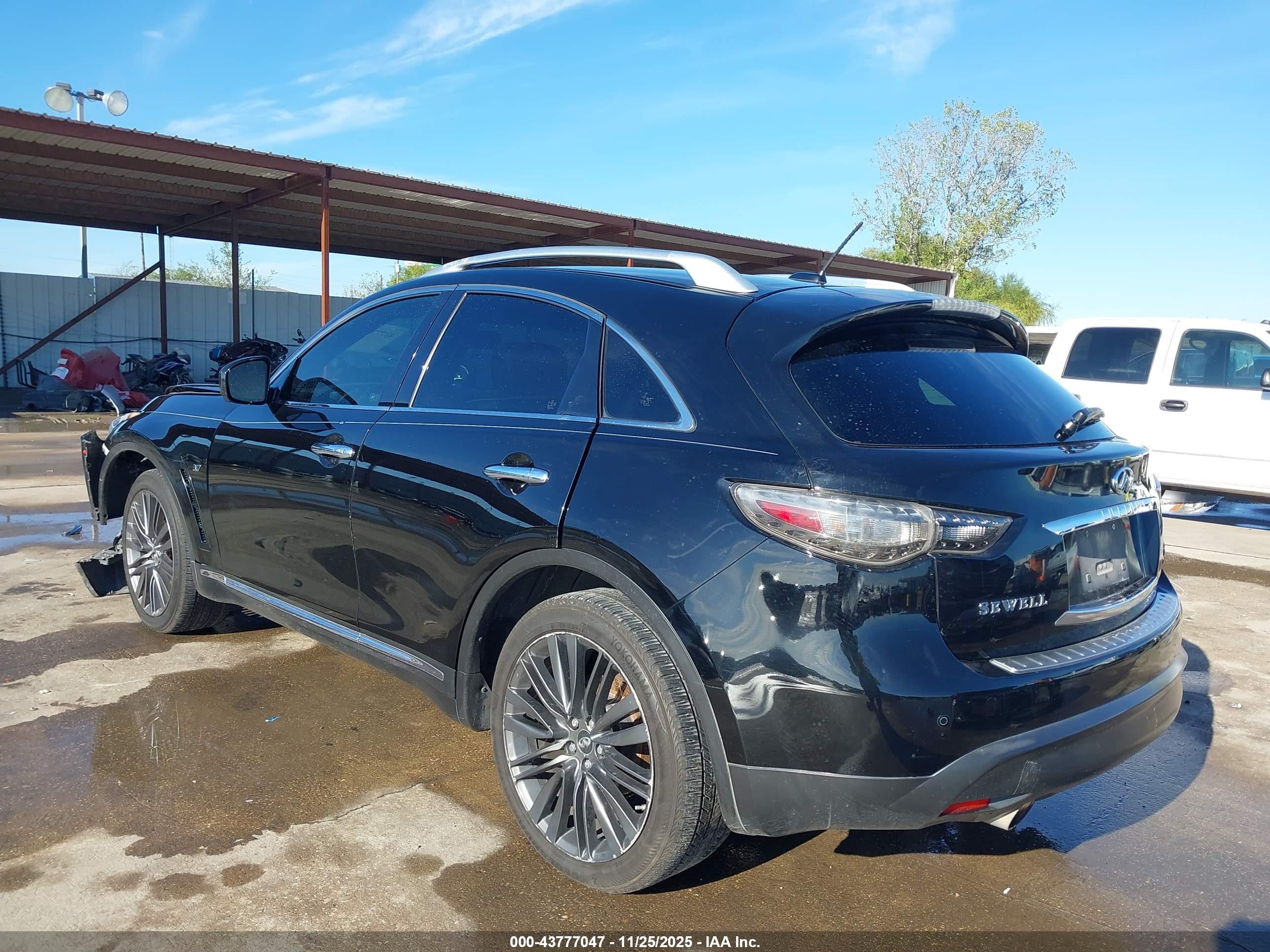 INFINITI QX70 image 3