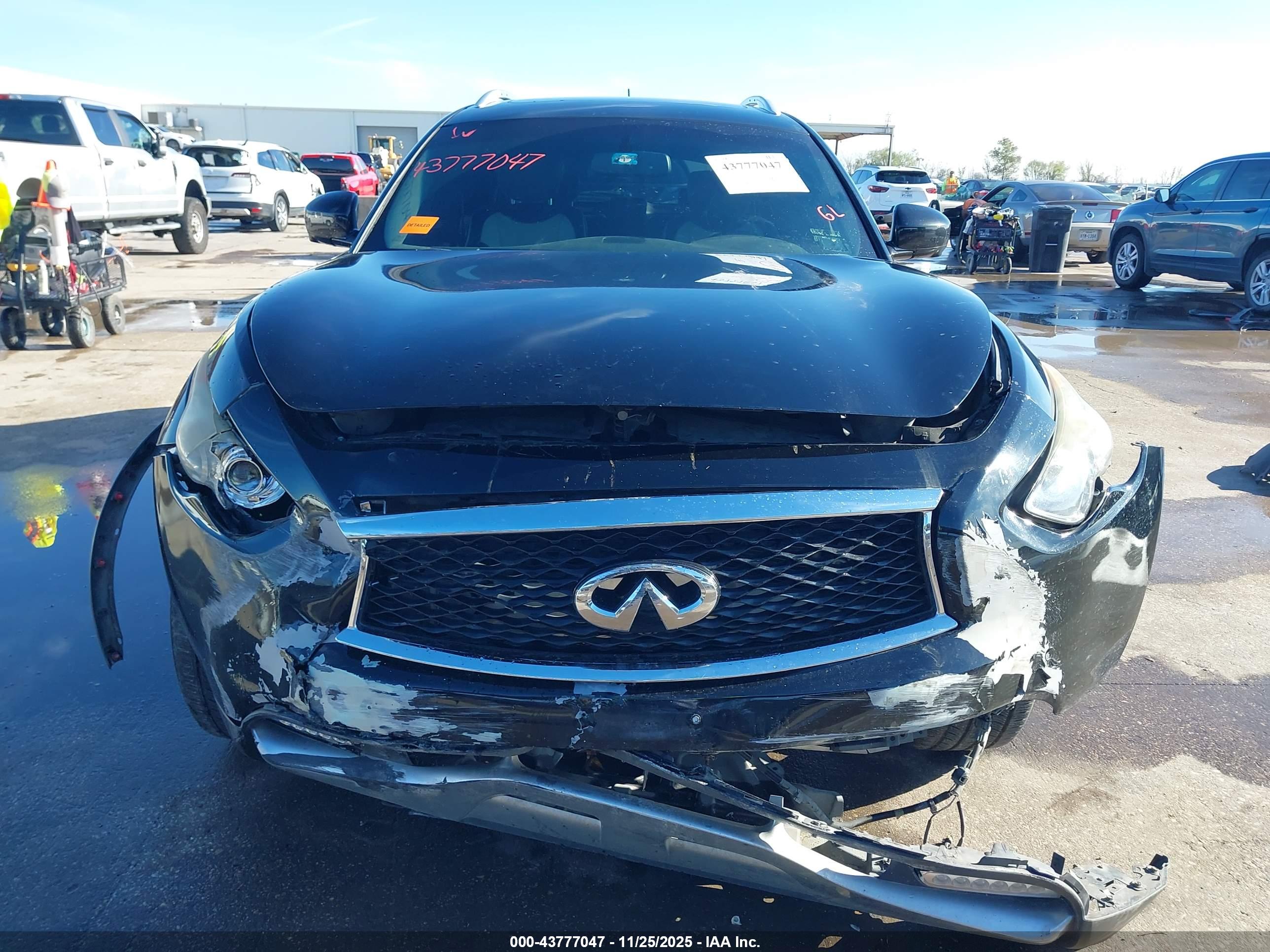 INFINITI QX70 image 6