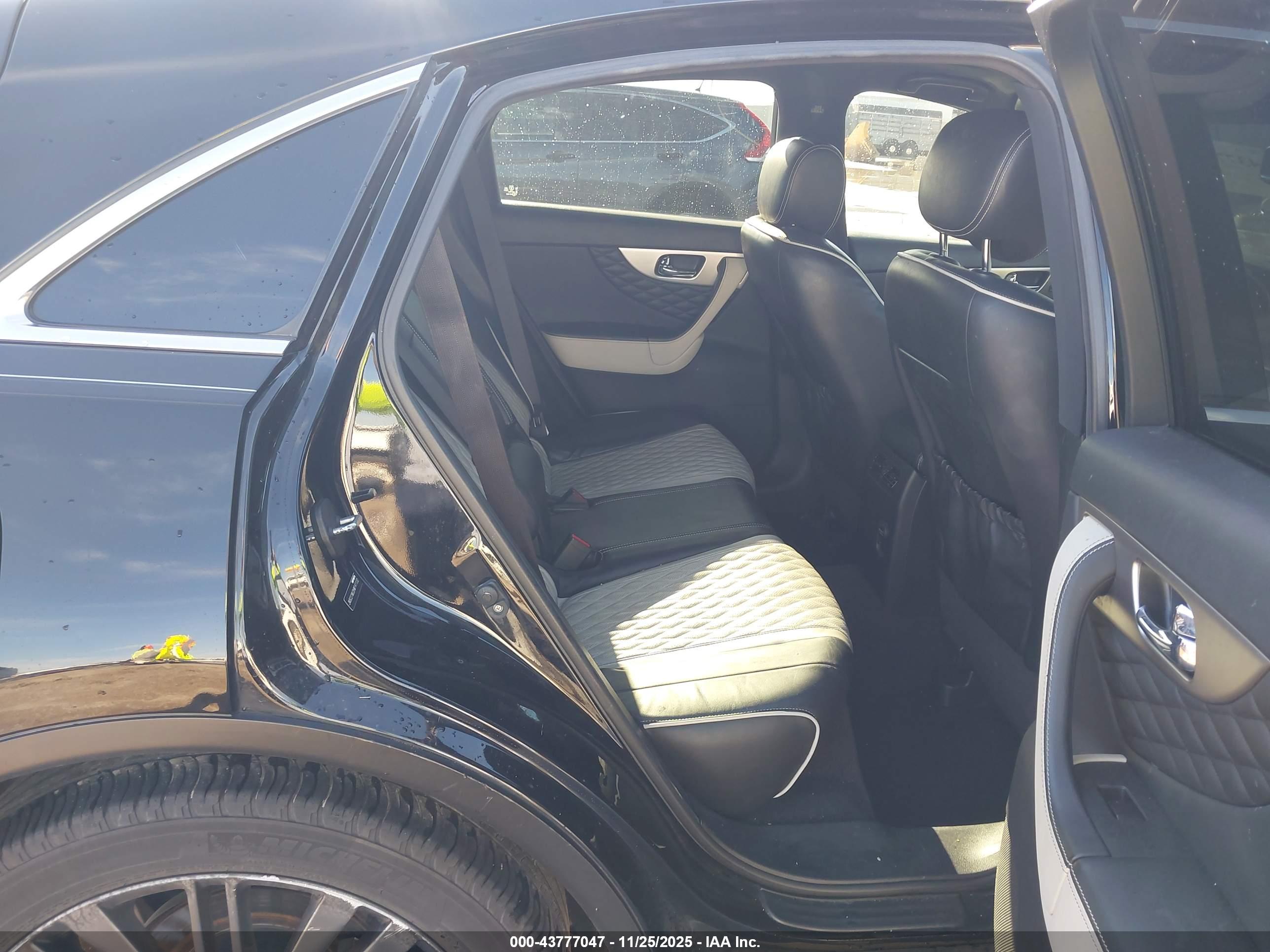 INFINITI QX70 image 8
