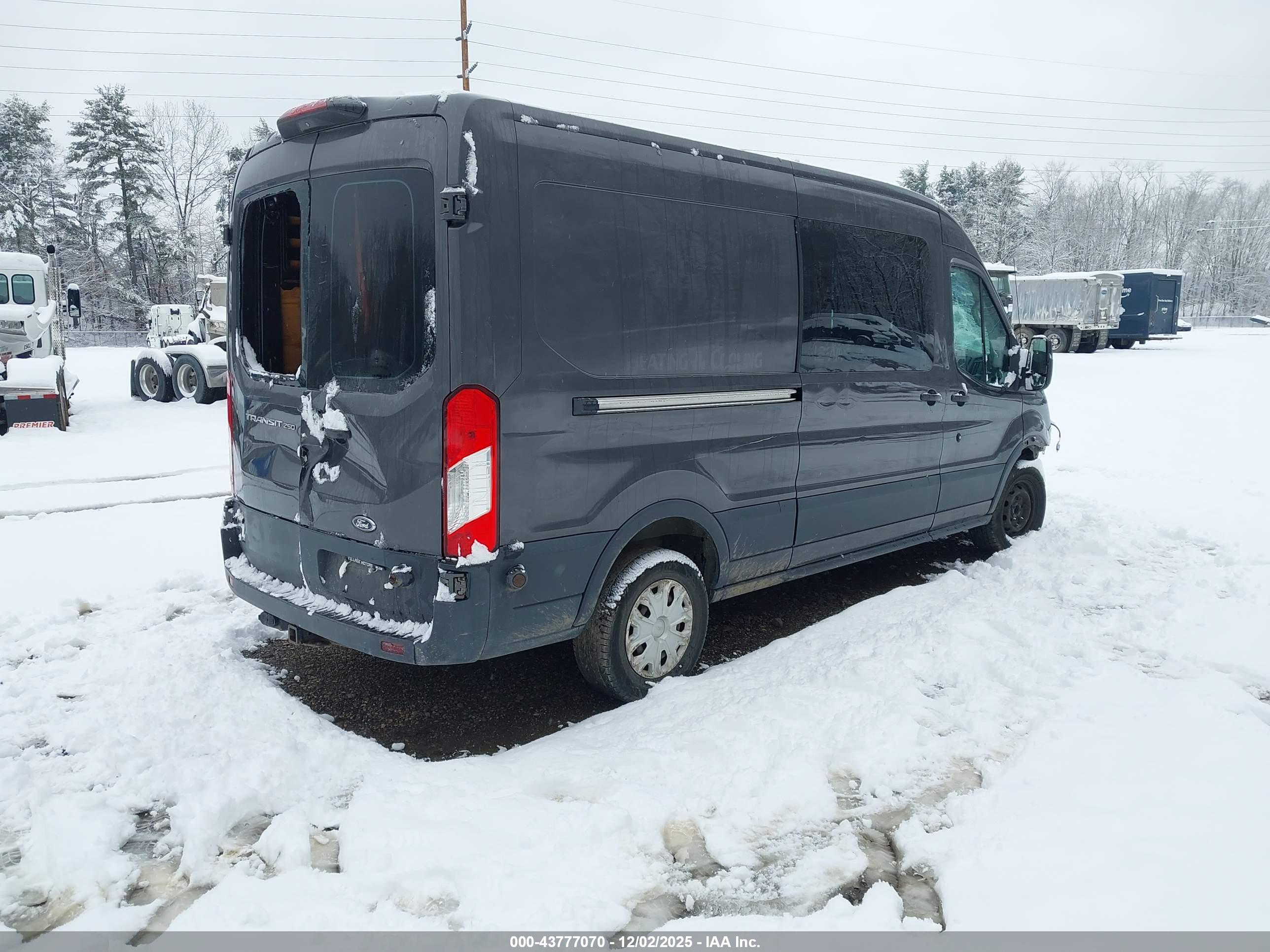 FORD TRANSIT-250 image 4