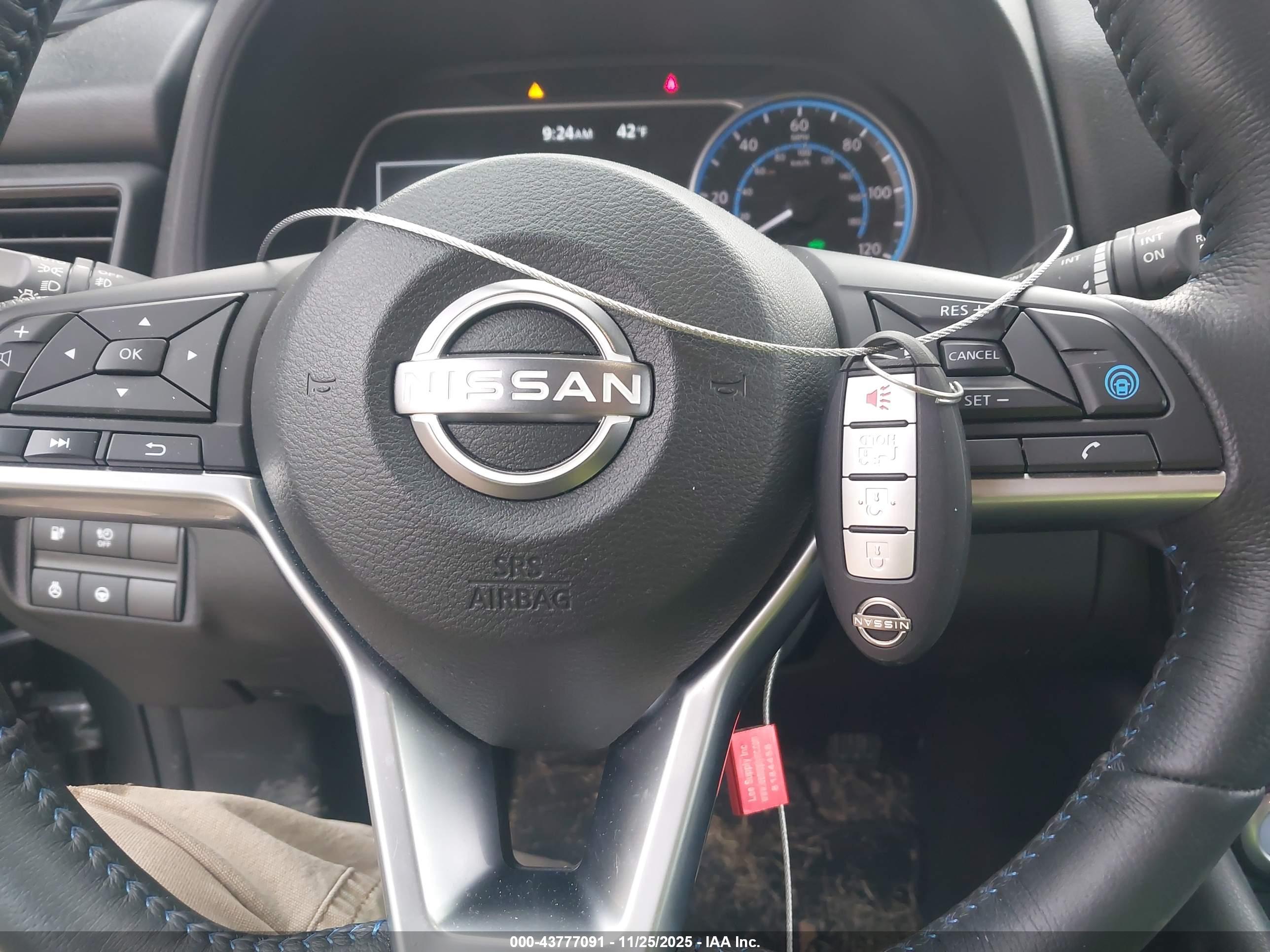 NISSAN LEAF image 11