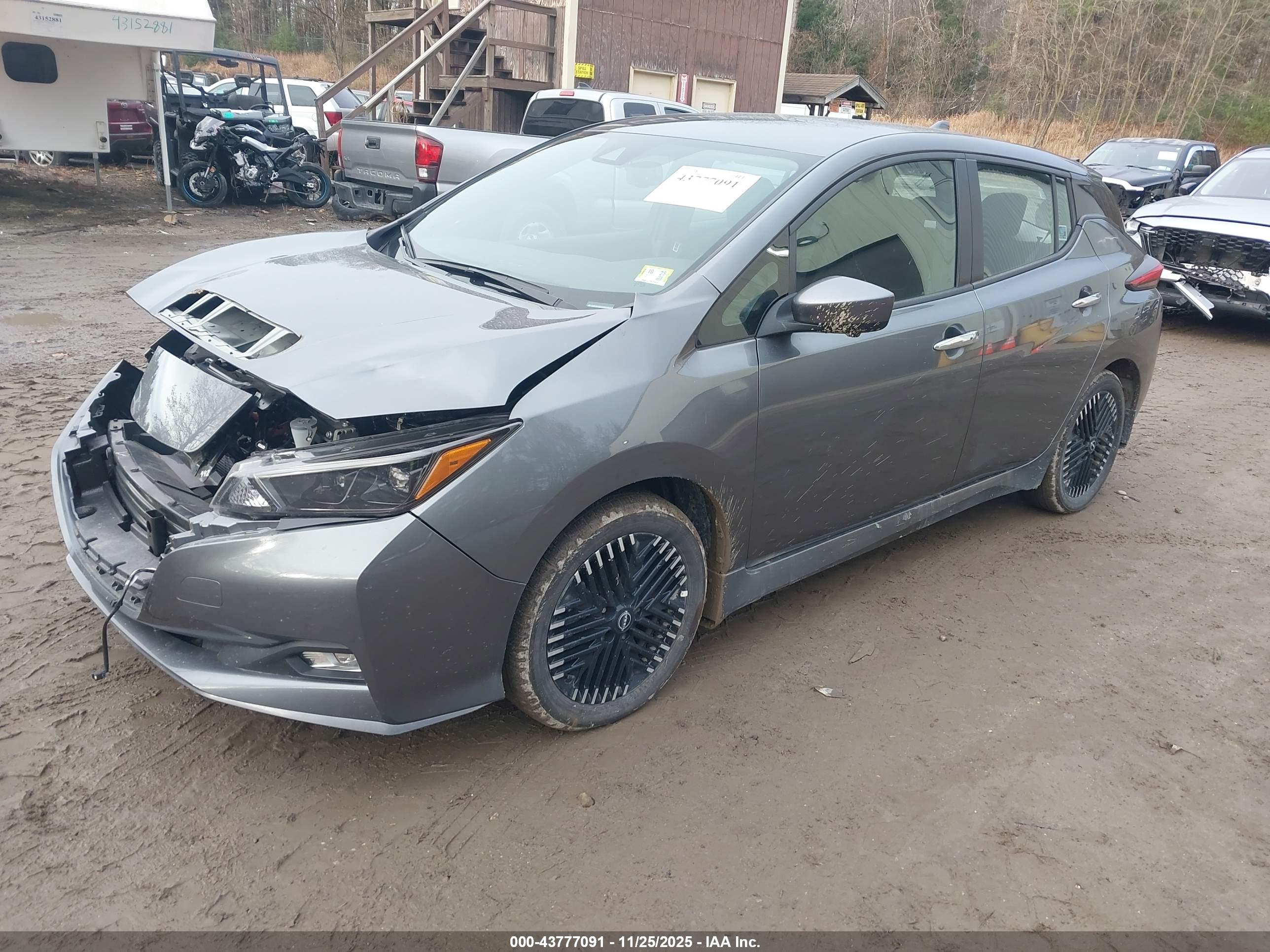 NISSAN LEAF image 2