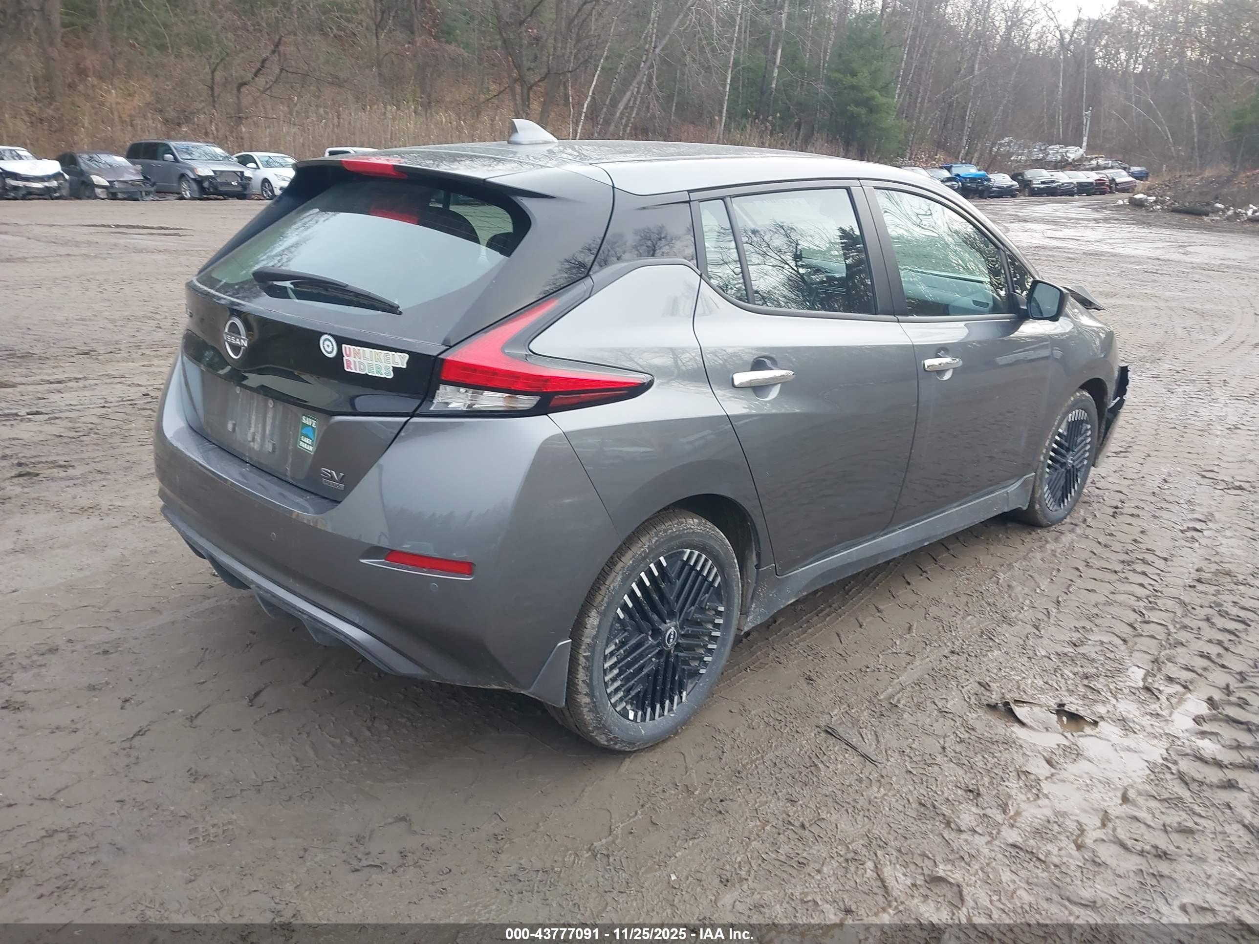 NISSAN LEAF image 4