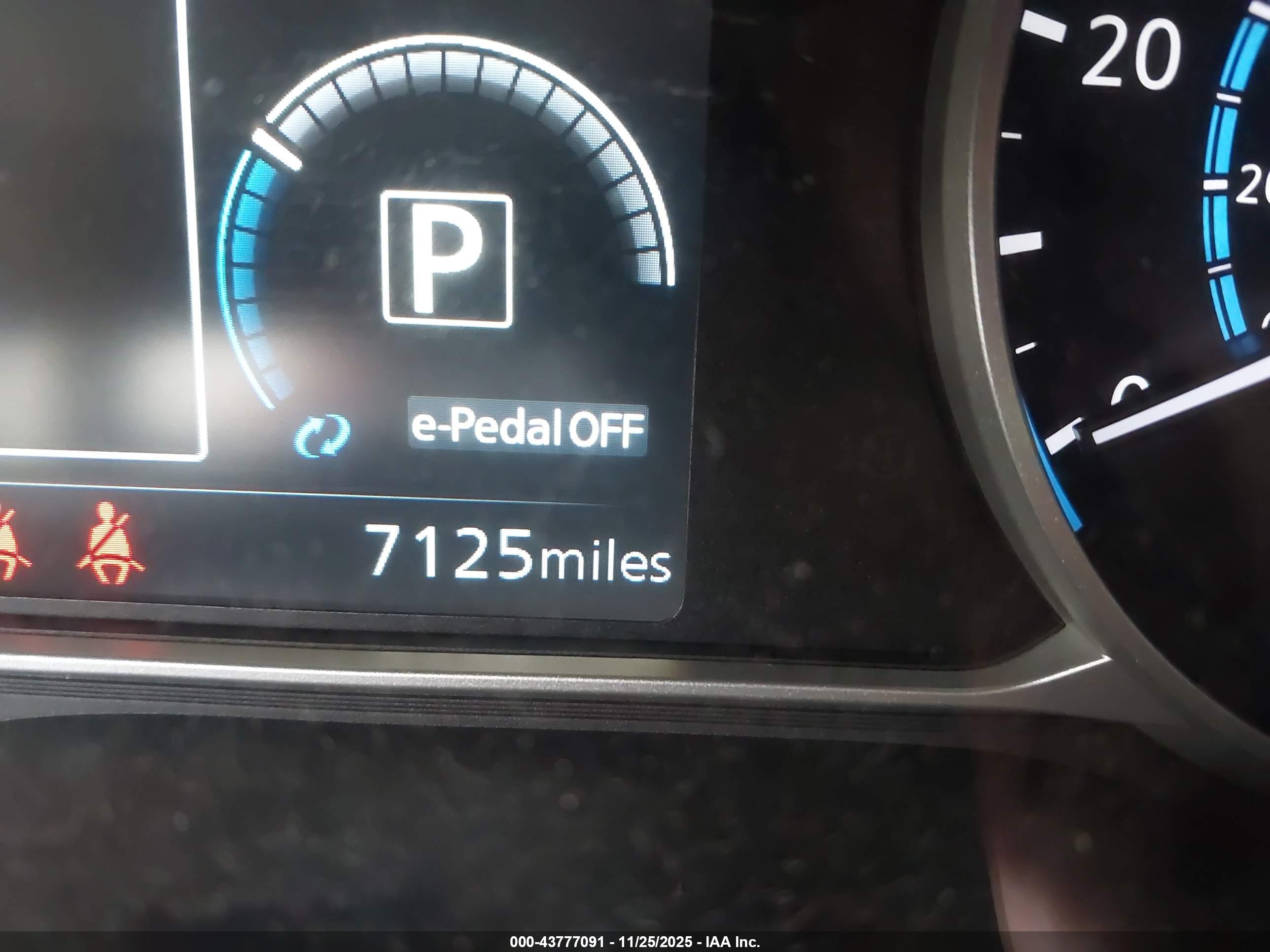 NISSAN LEAF image 7