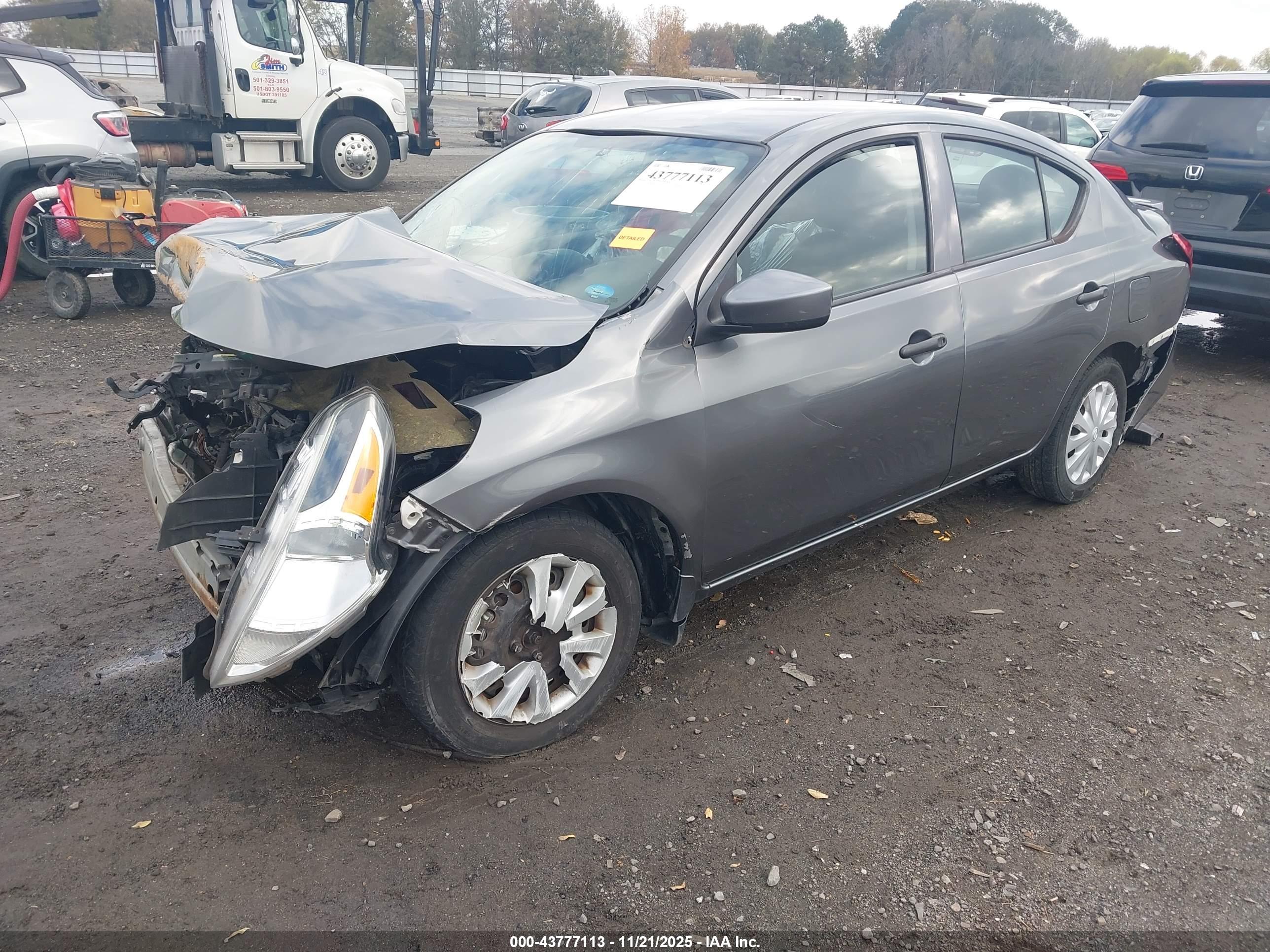 NISSAN VERSA image 2