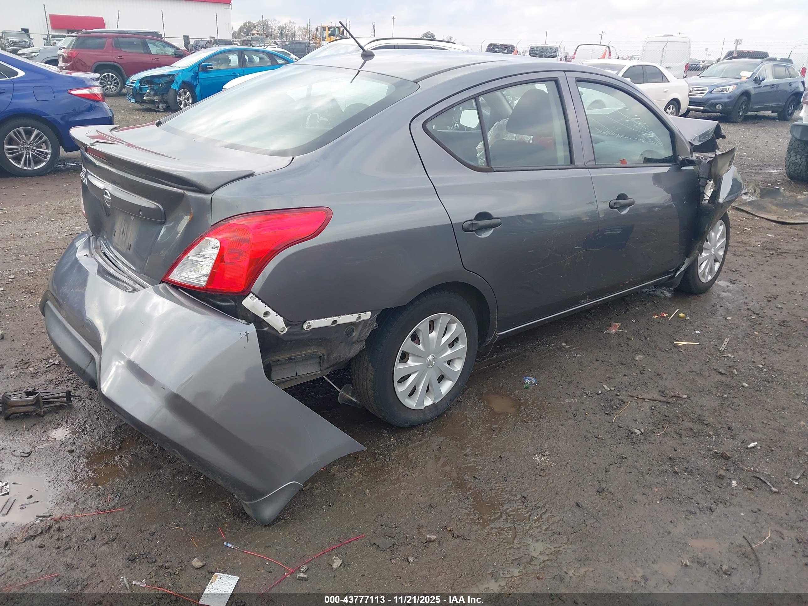NISSAN VERSA image 4