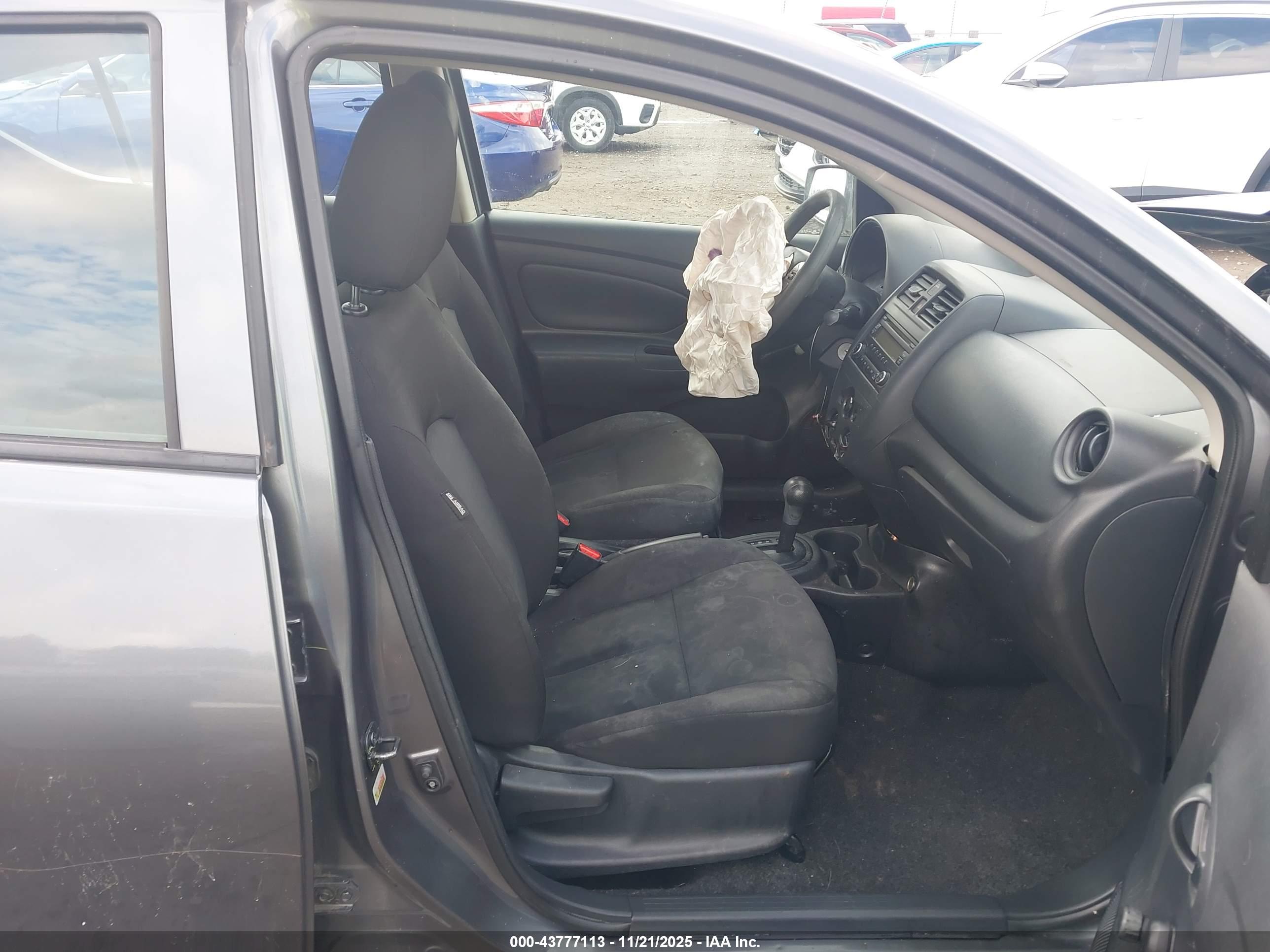 NISSAN VERSA image 5