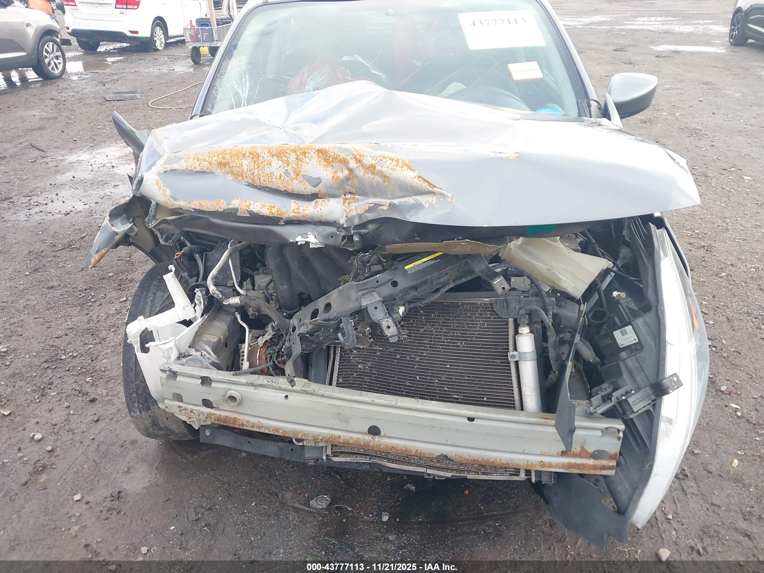 NISSAN VERSA image 6