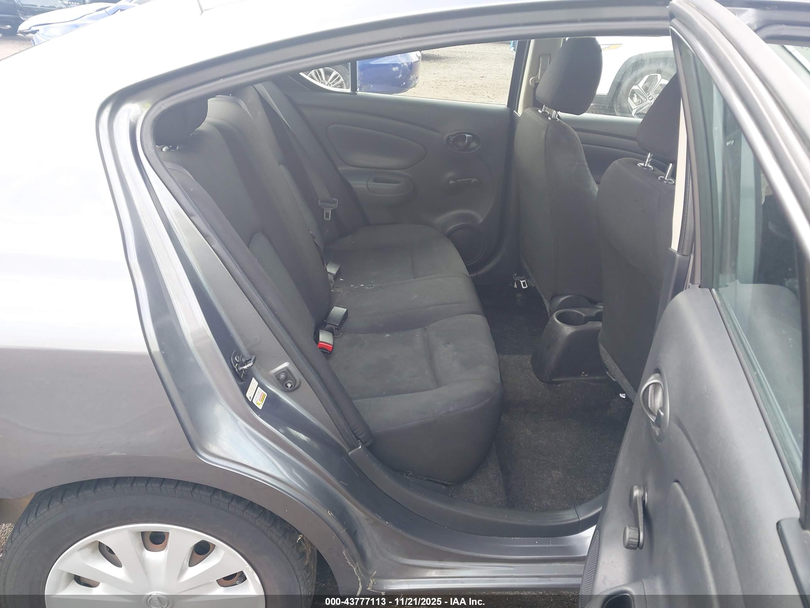 NISSAN VERSA image 8