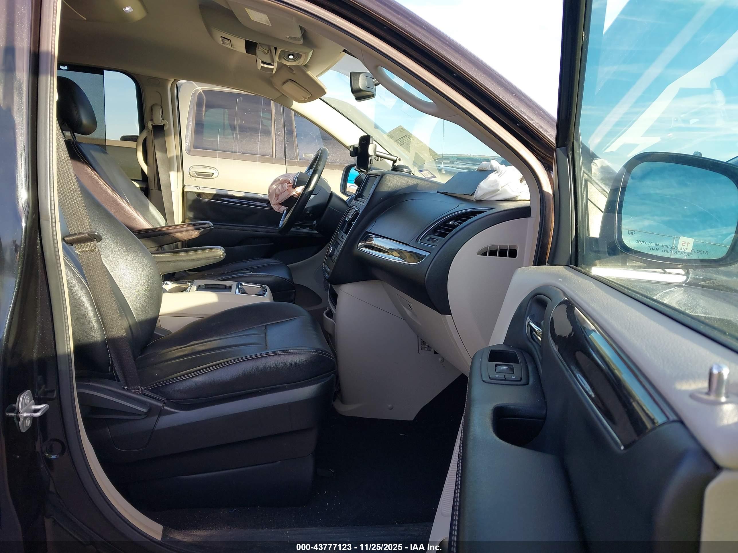 CHRYSLER TOWN image 5