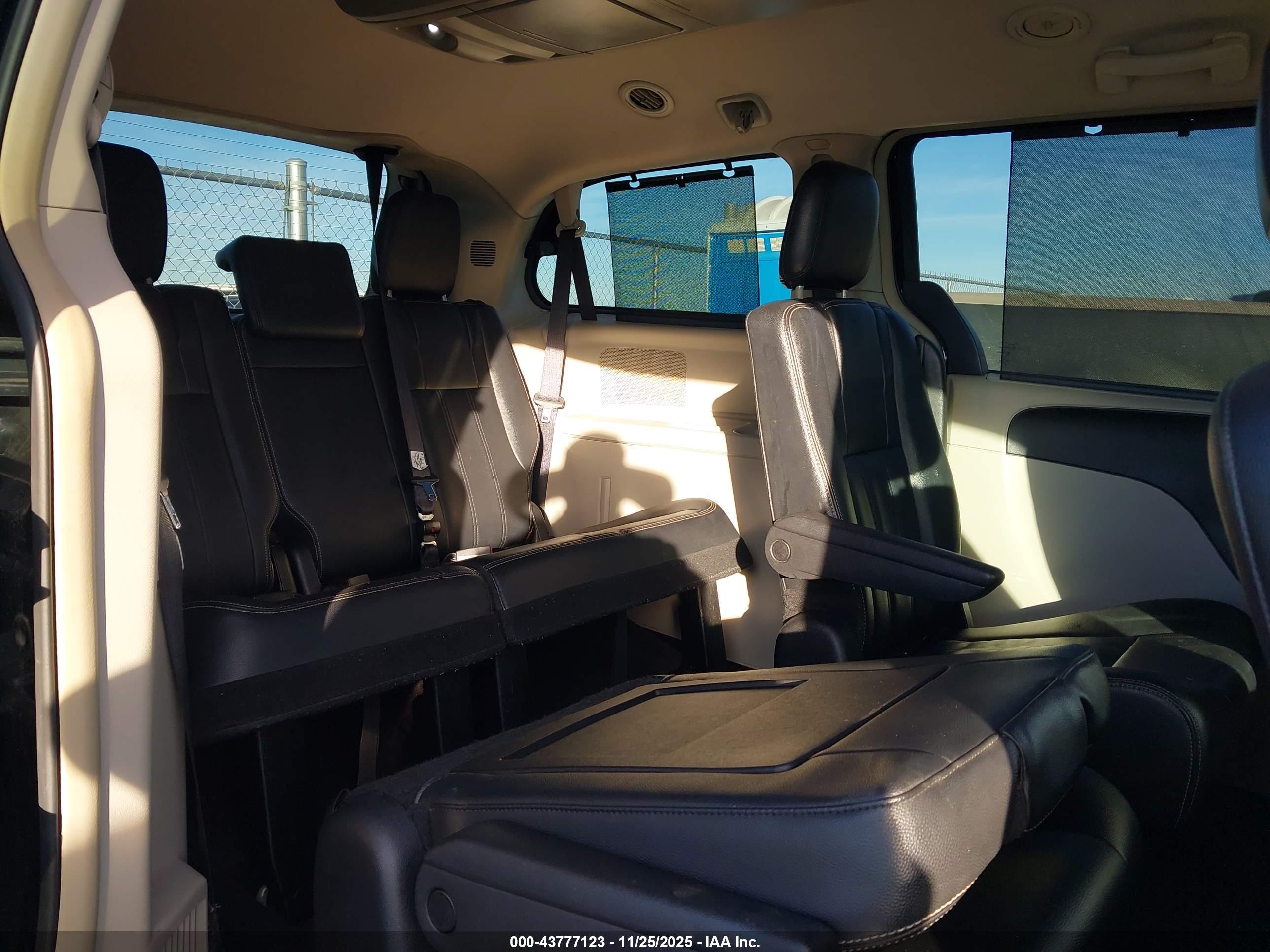 CHRYSLER TOWN image 8