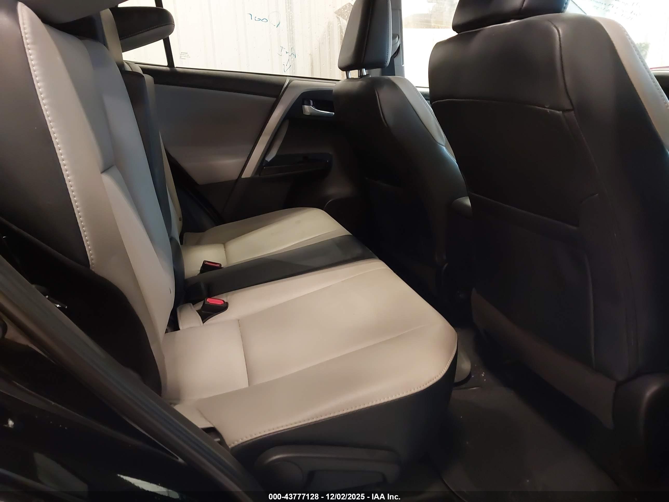 TOYOTA RAV4 image 8