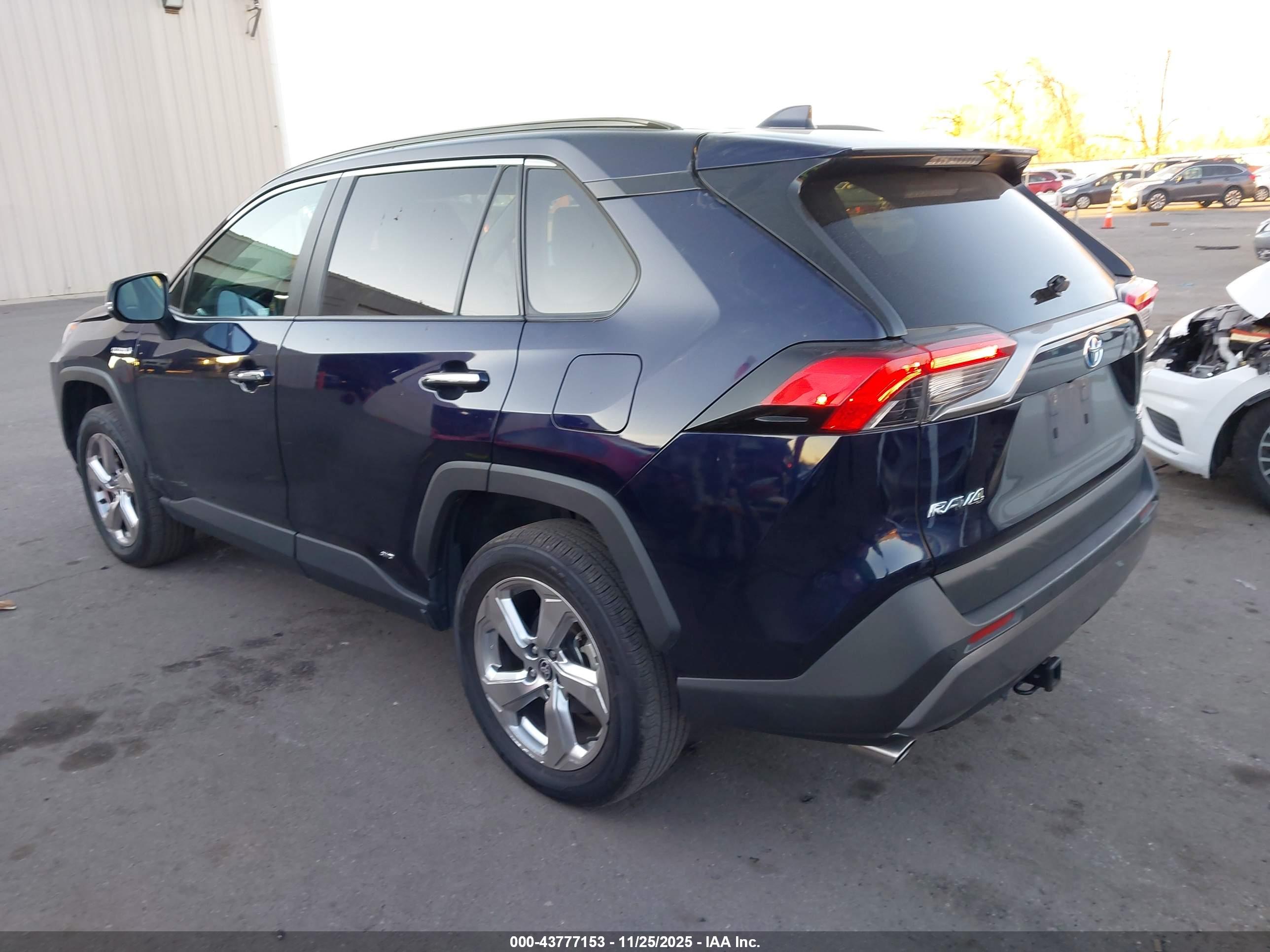 TOYOTA RAV4 image 3