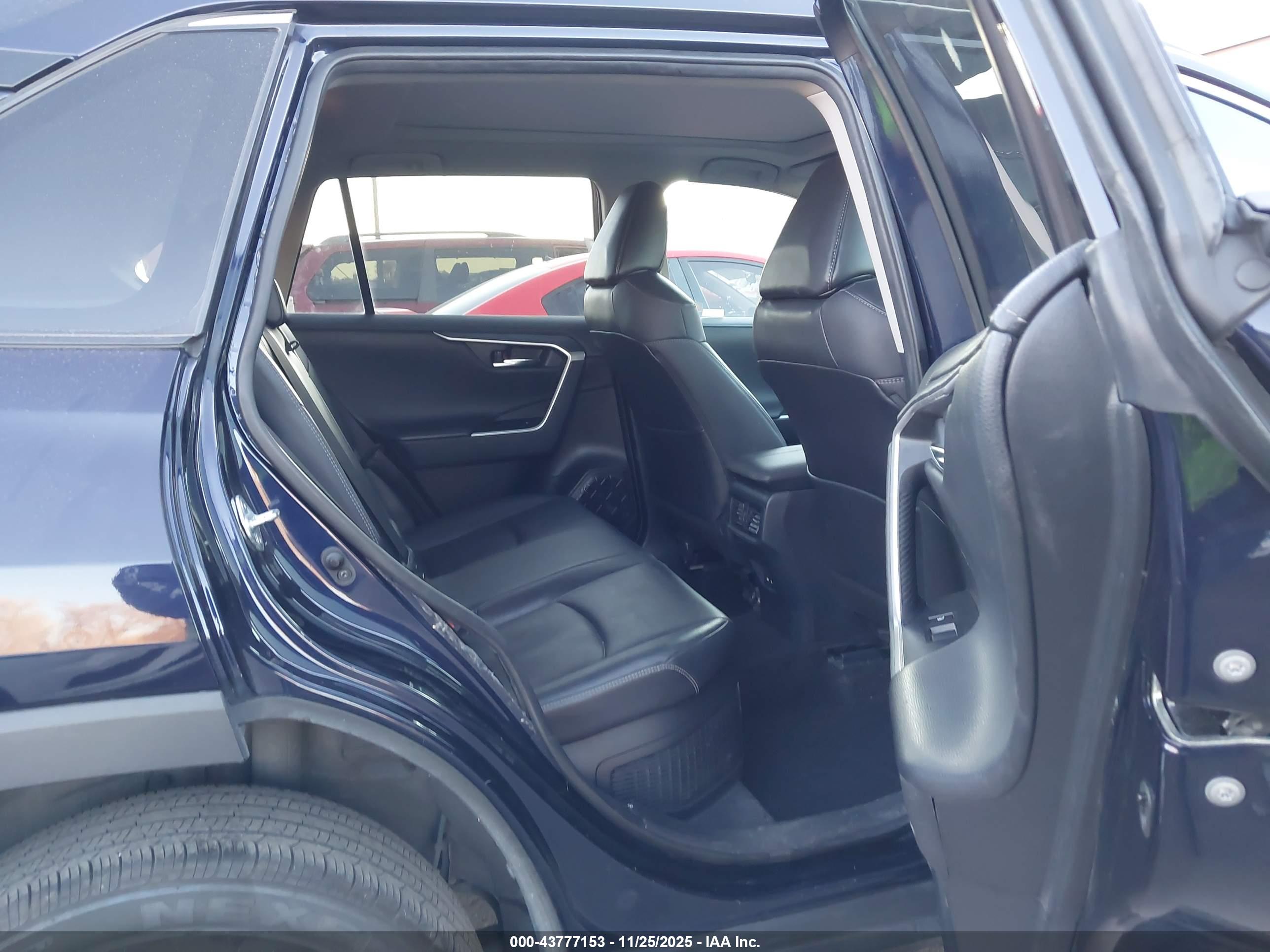 TOYOTA RAV4 image 8