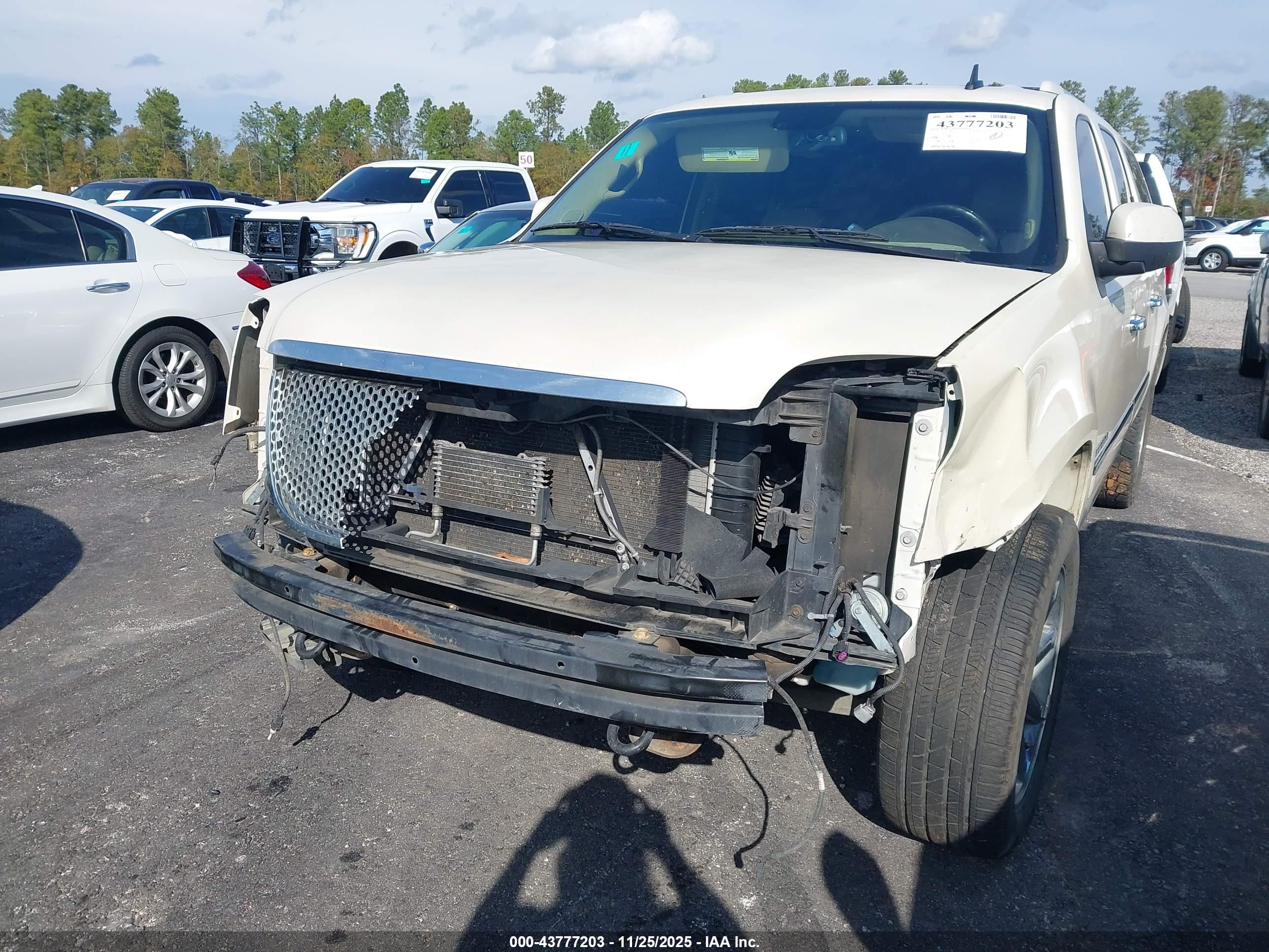 GMC YUKON image 6