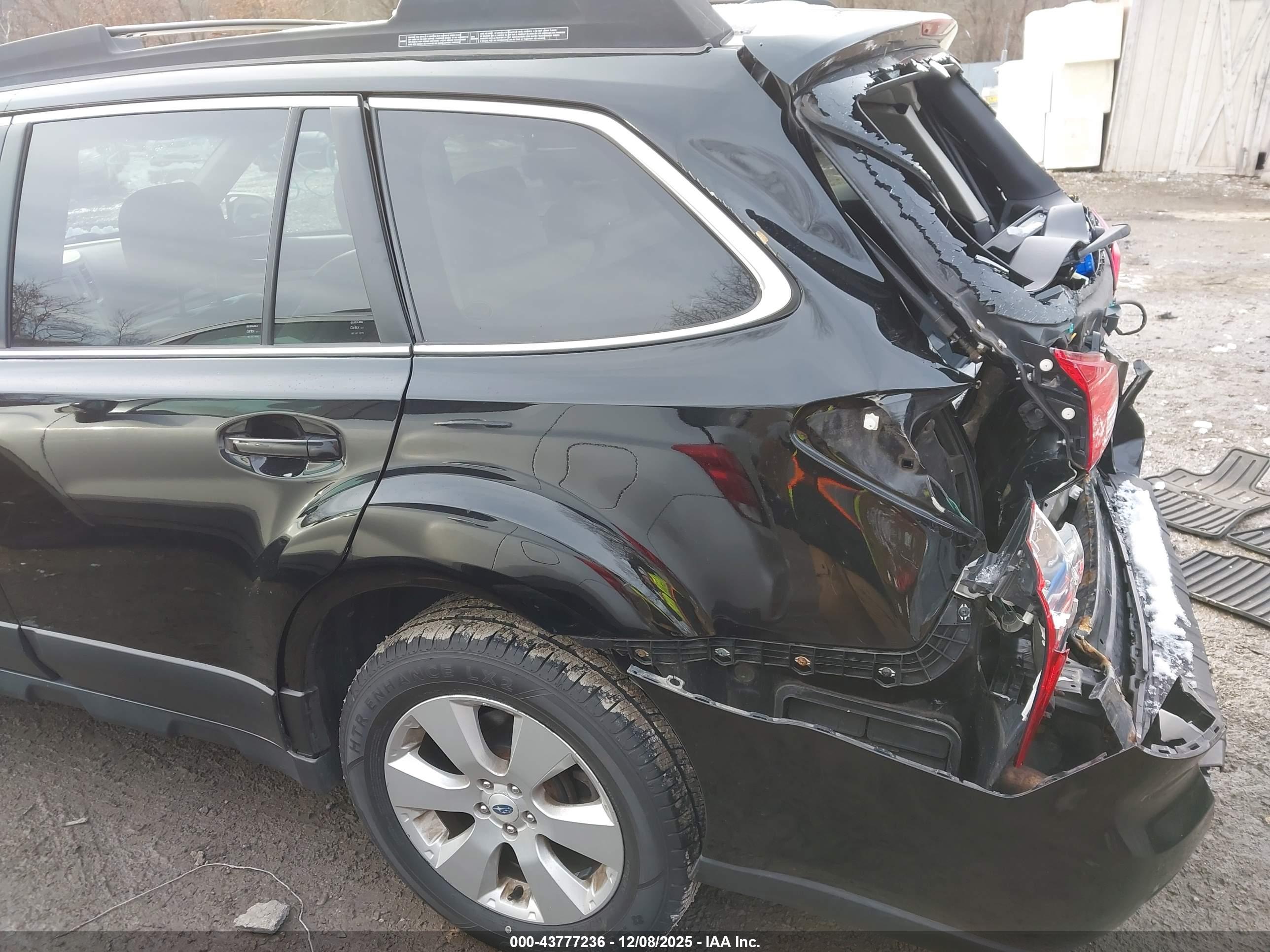 SUBARU OUTBACK image 6