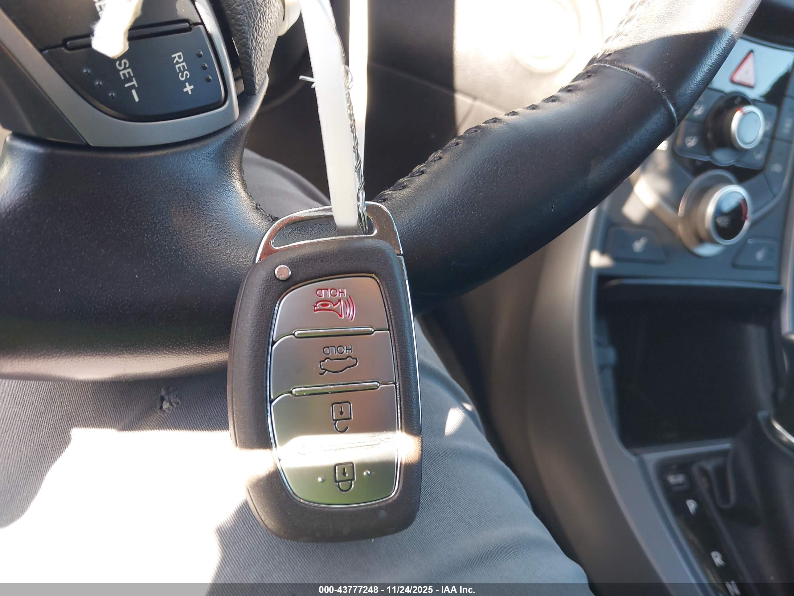 HYUNDAI ELANTRA image 11