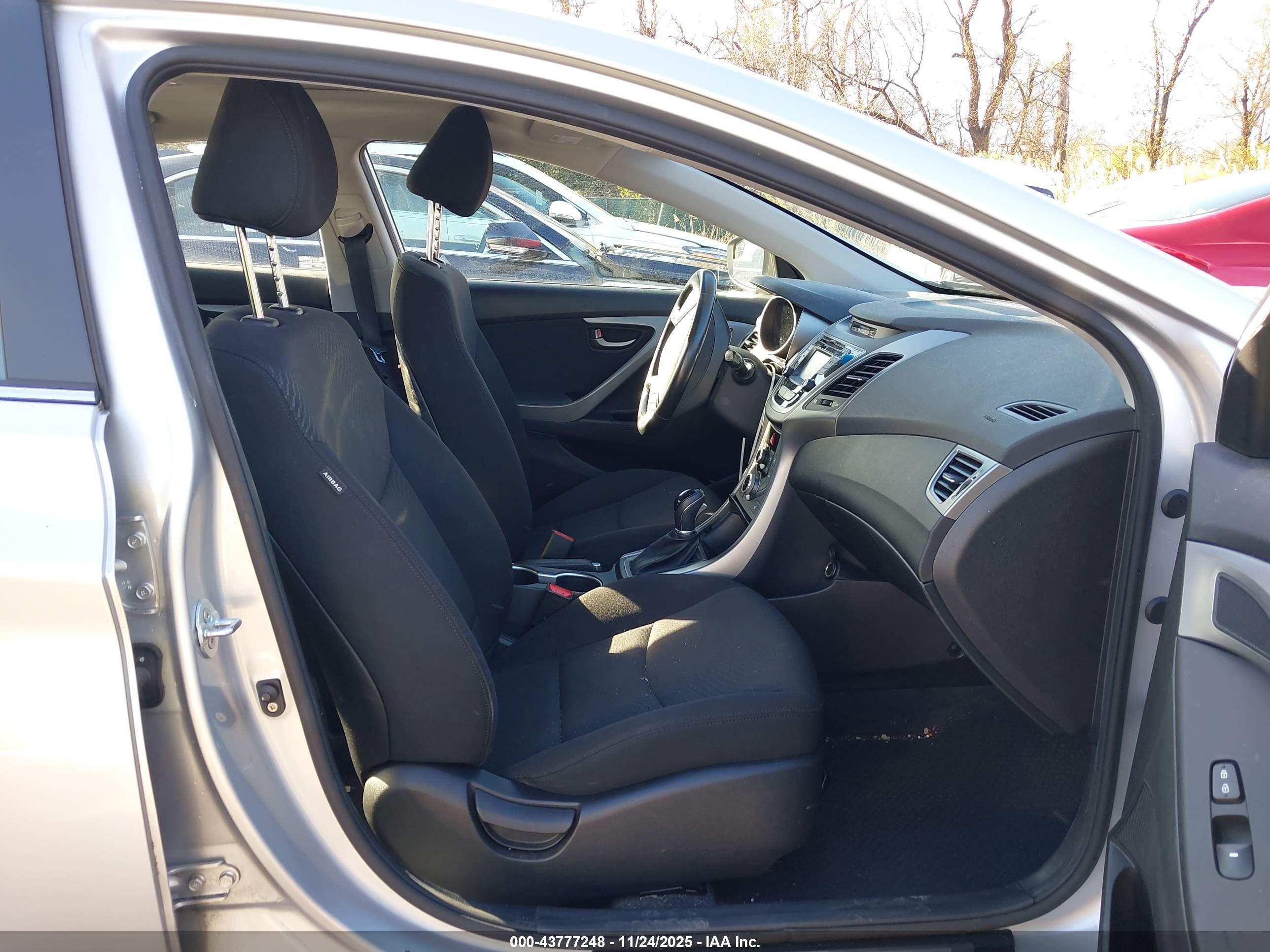 HYUNDAI ELANTRA image 5