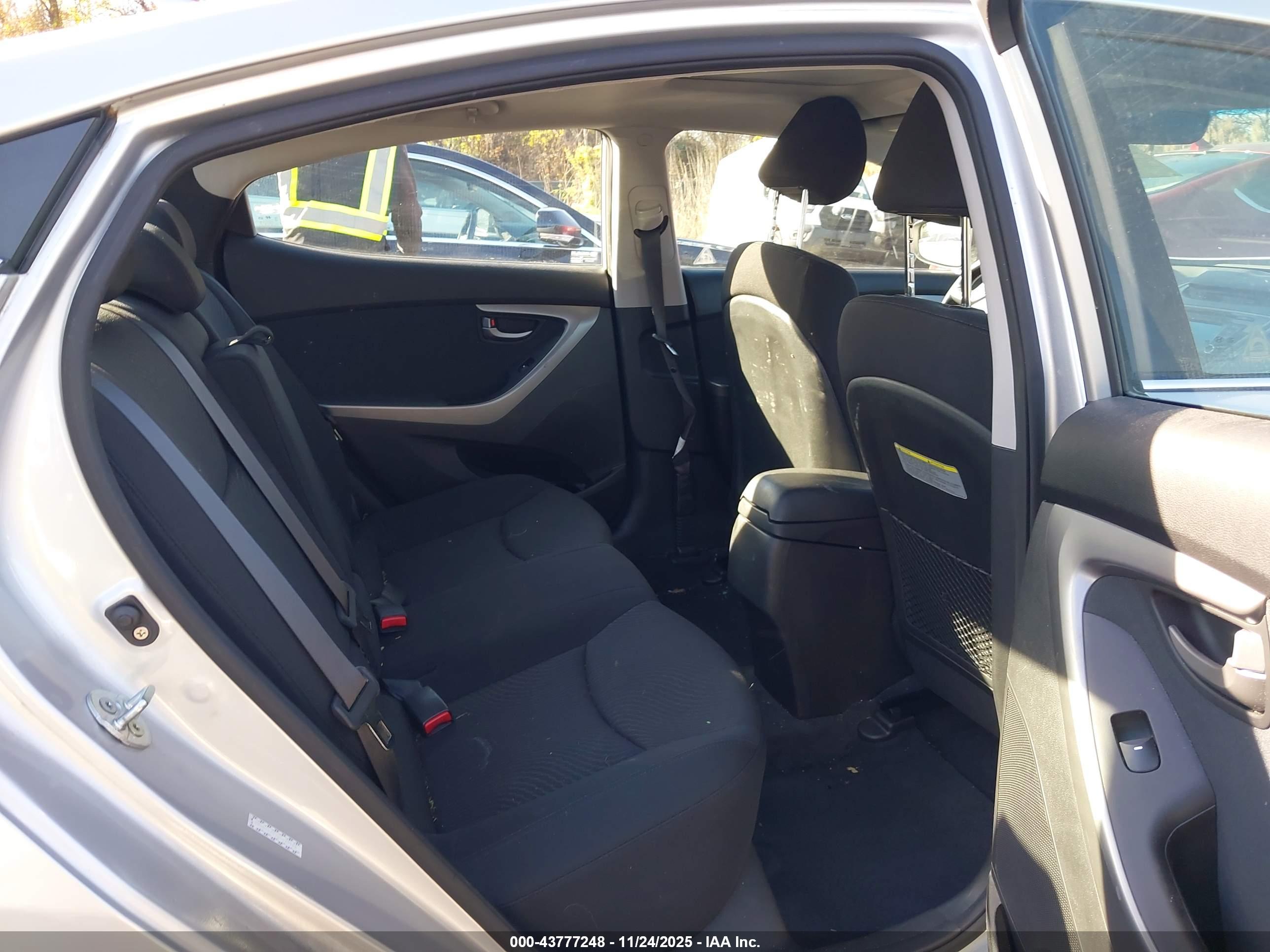 HYUNDAI ELANTRA image 8