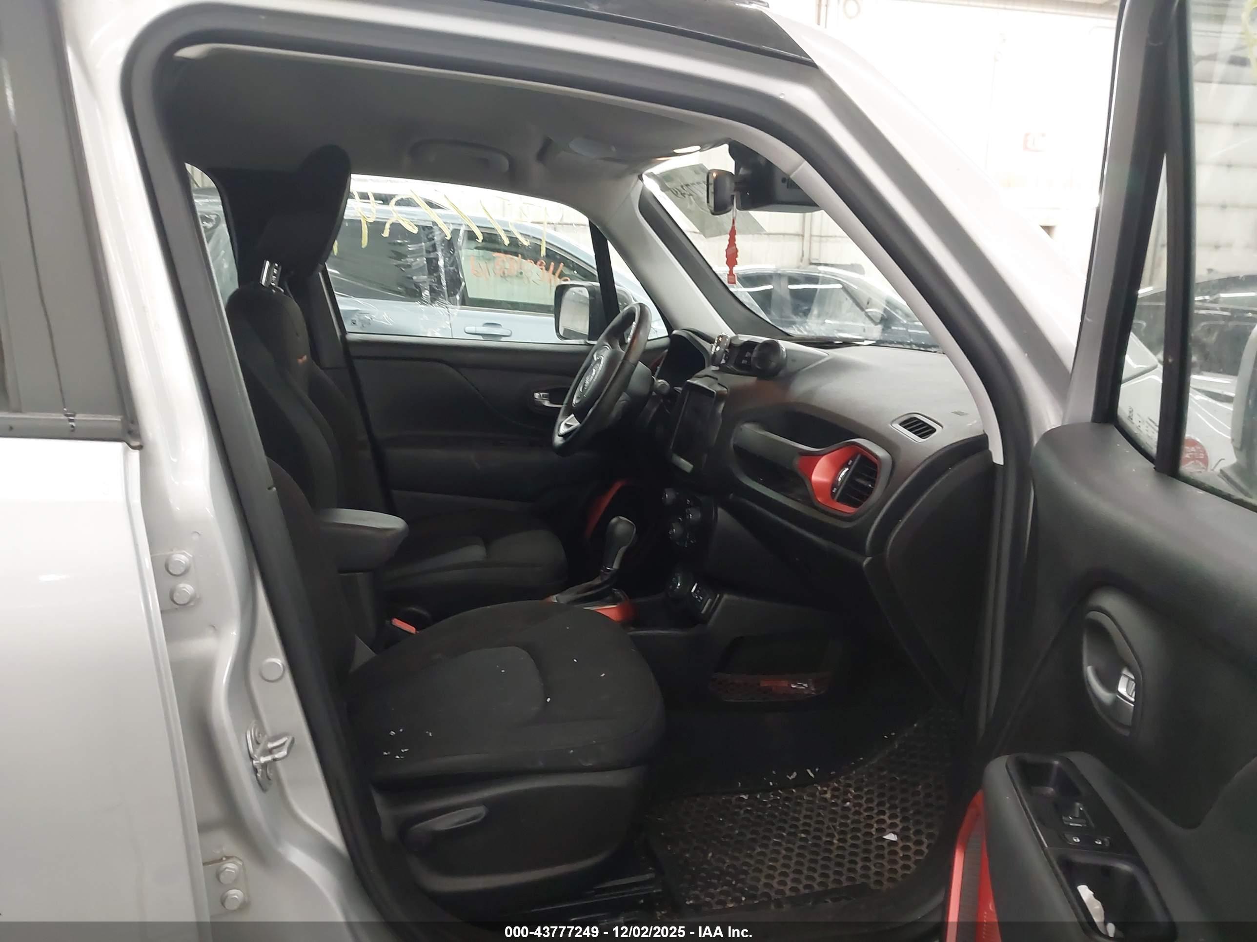 JEEP RENEGADE image 5