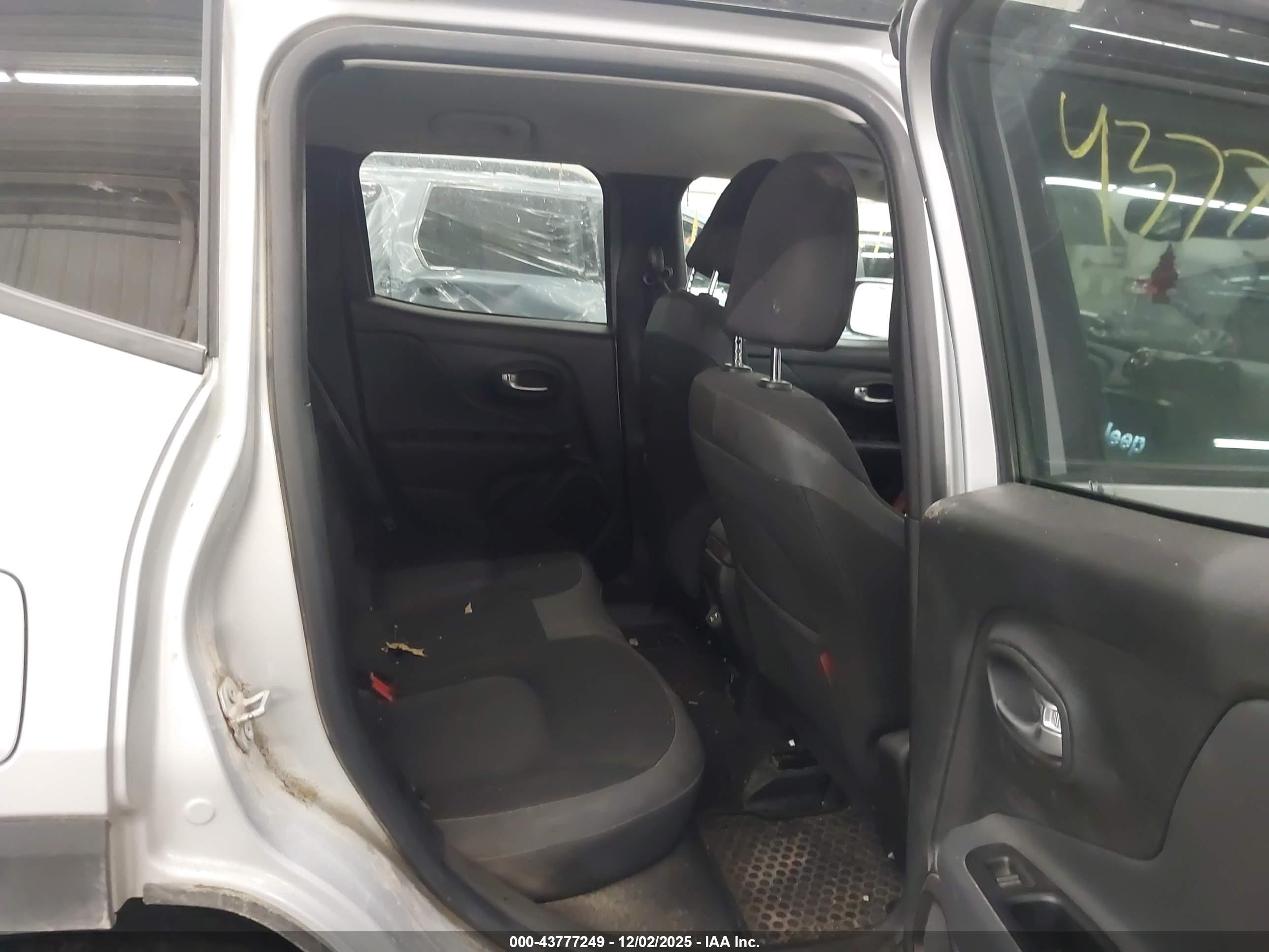 JEEP RENEGADE image 8