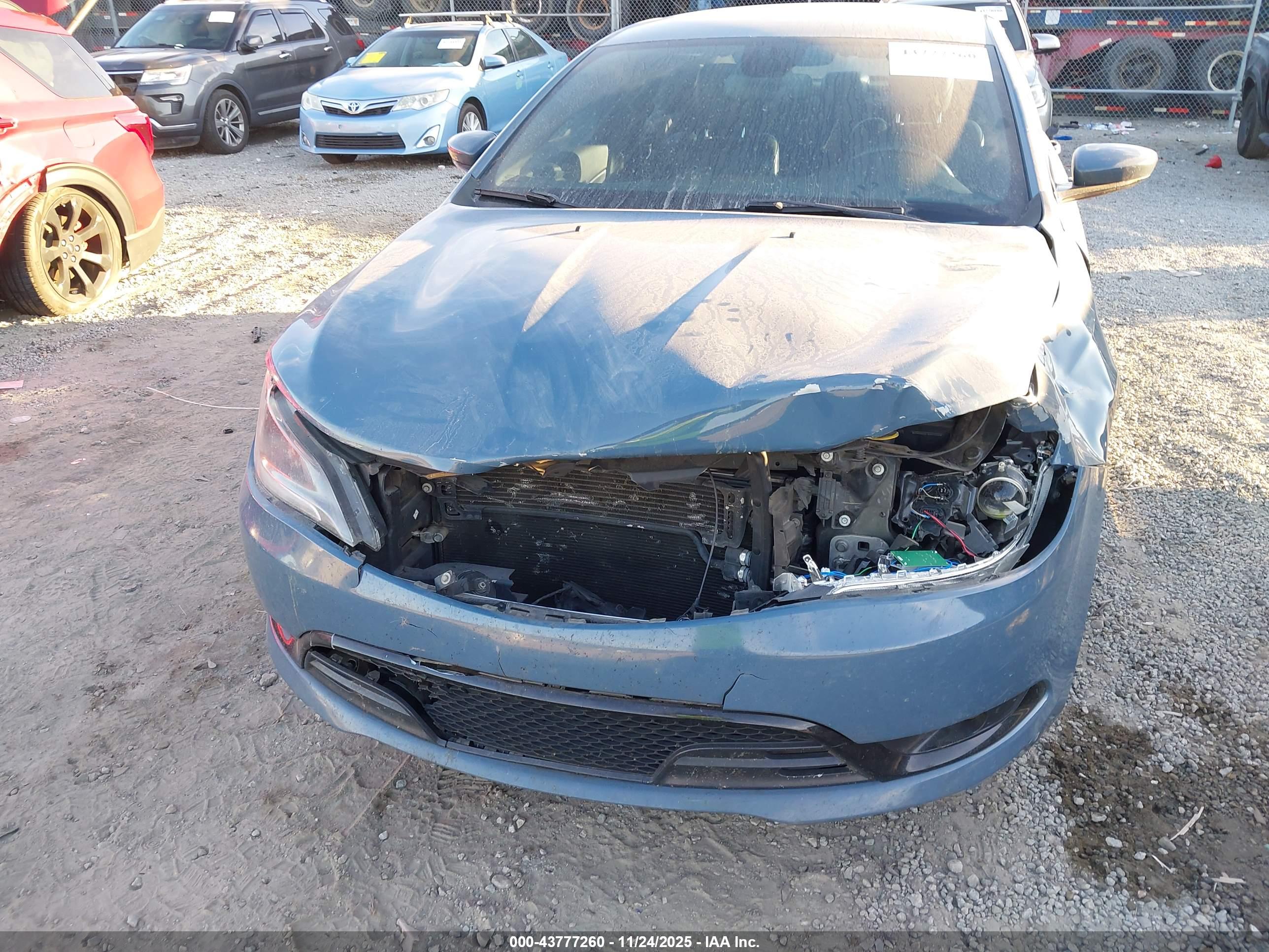 CHRYSLER 200 image 6