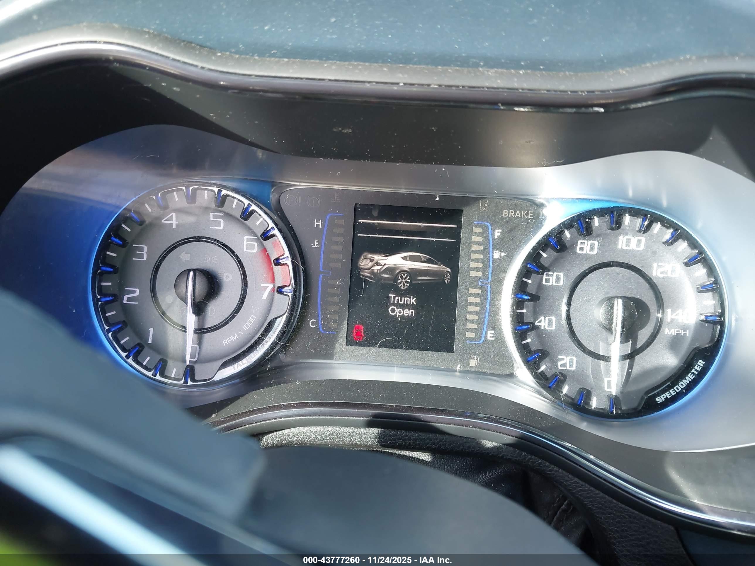 CHRYSLER 200 image 7