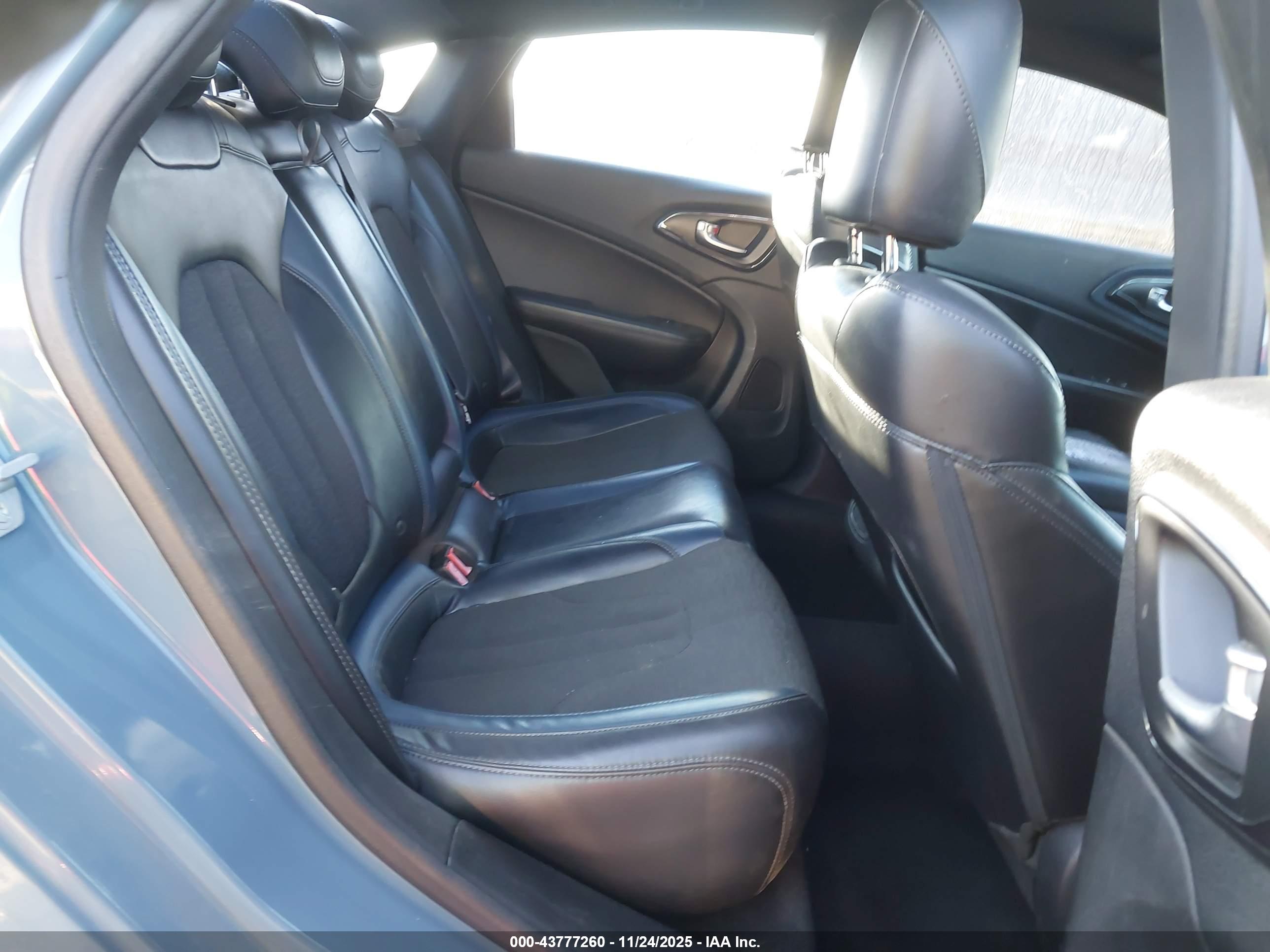 CHRYSLER 200 image 8