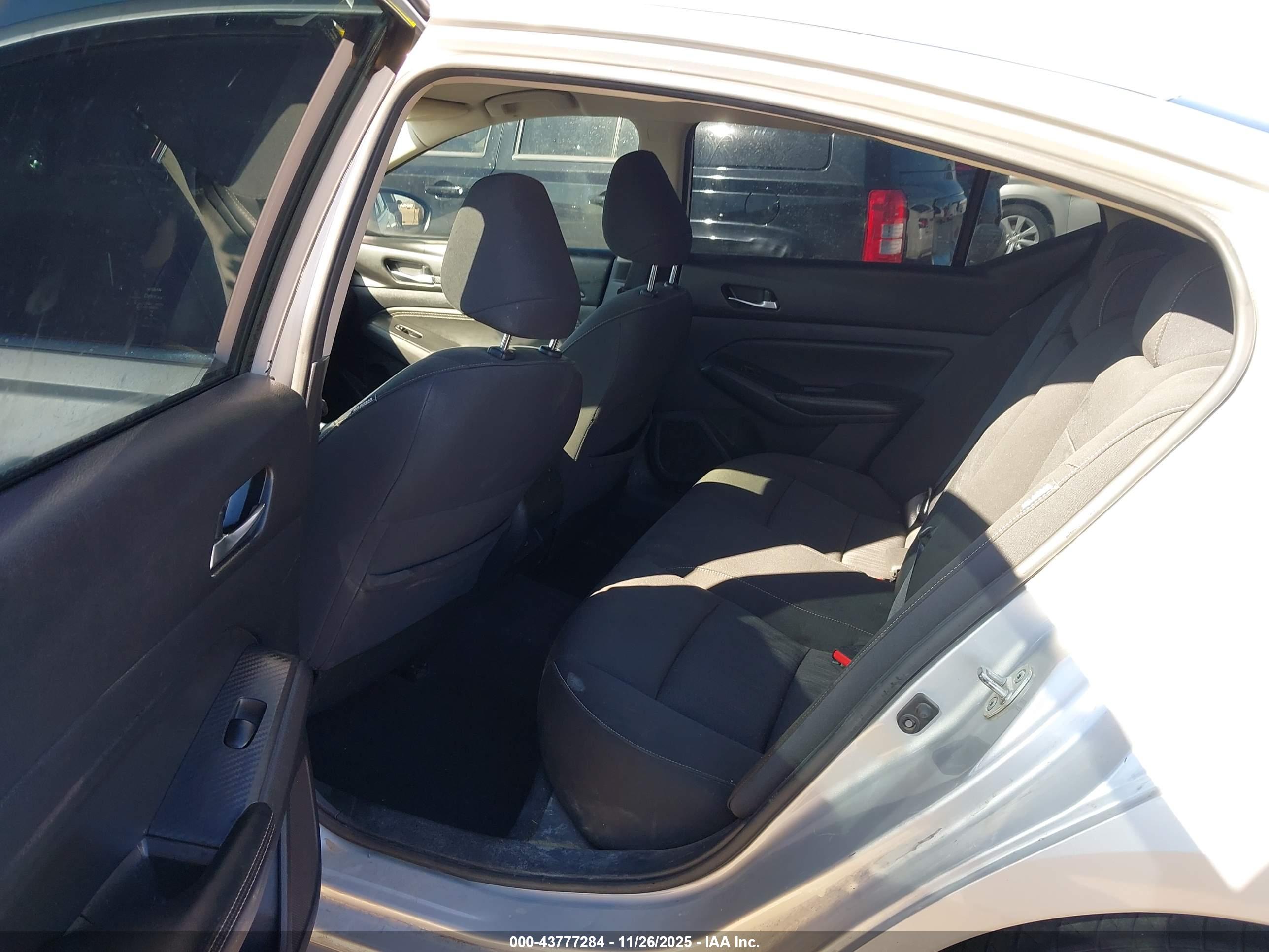 NISSAN ALTIMA image 8