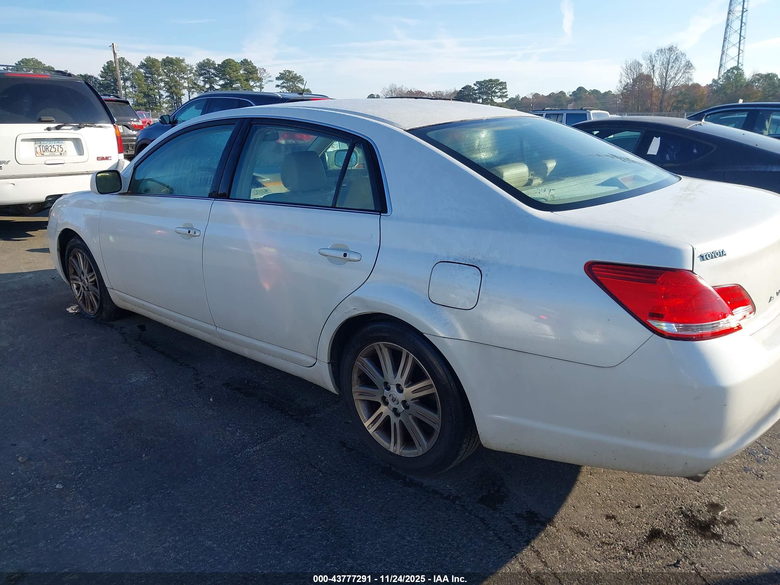 TOYOTA AVALON image 3