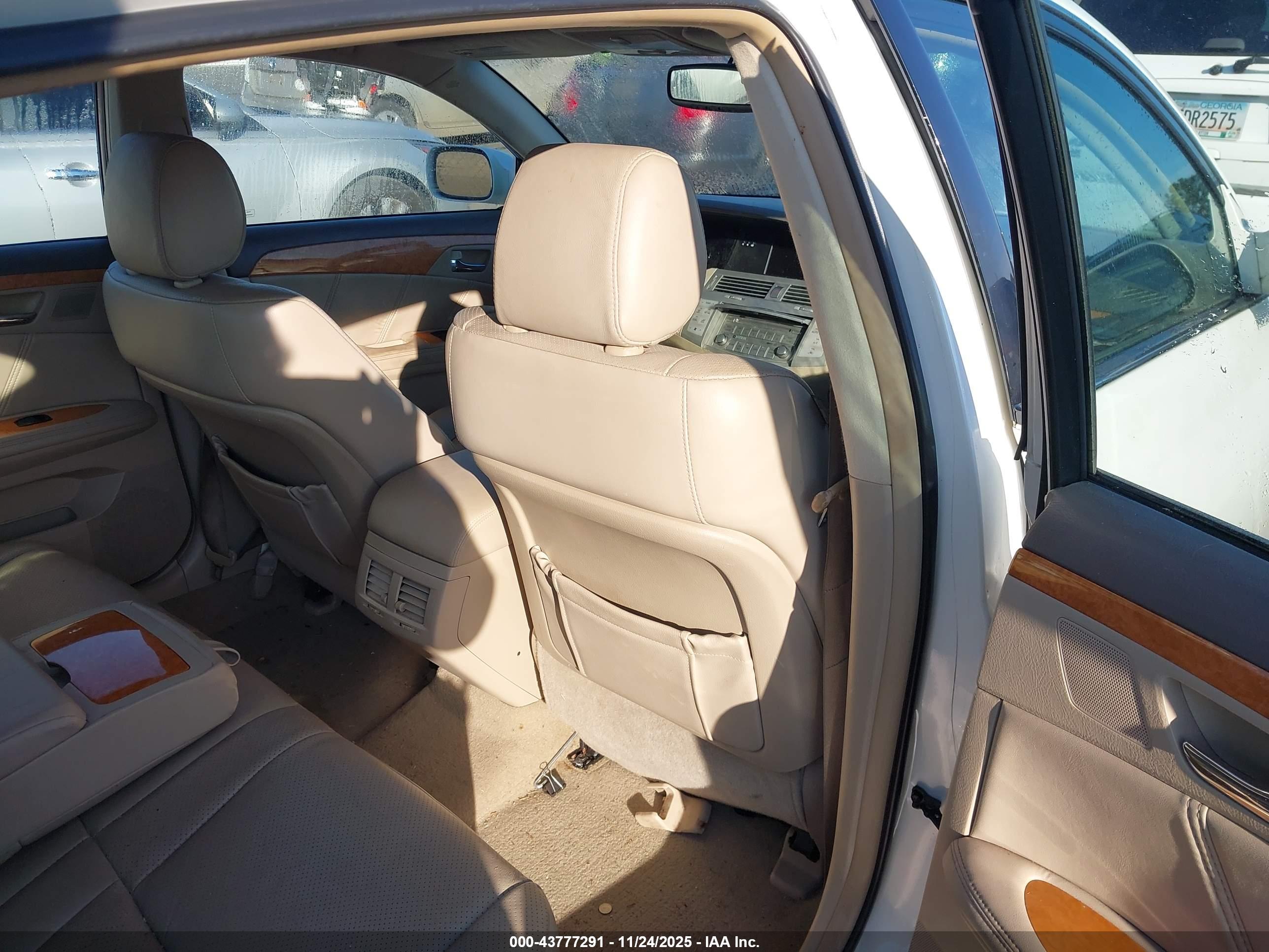 TOYOTA AVALON image 8