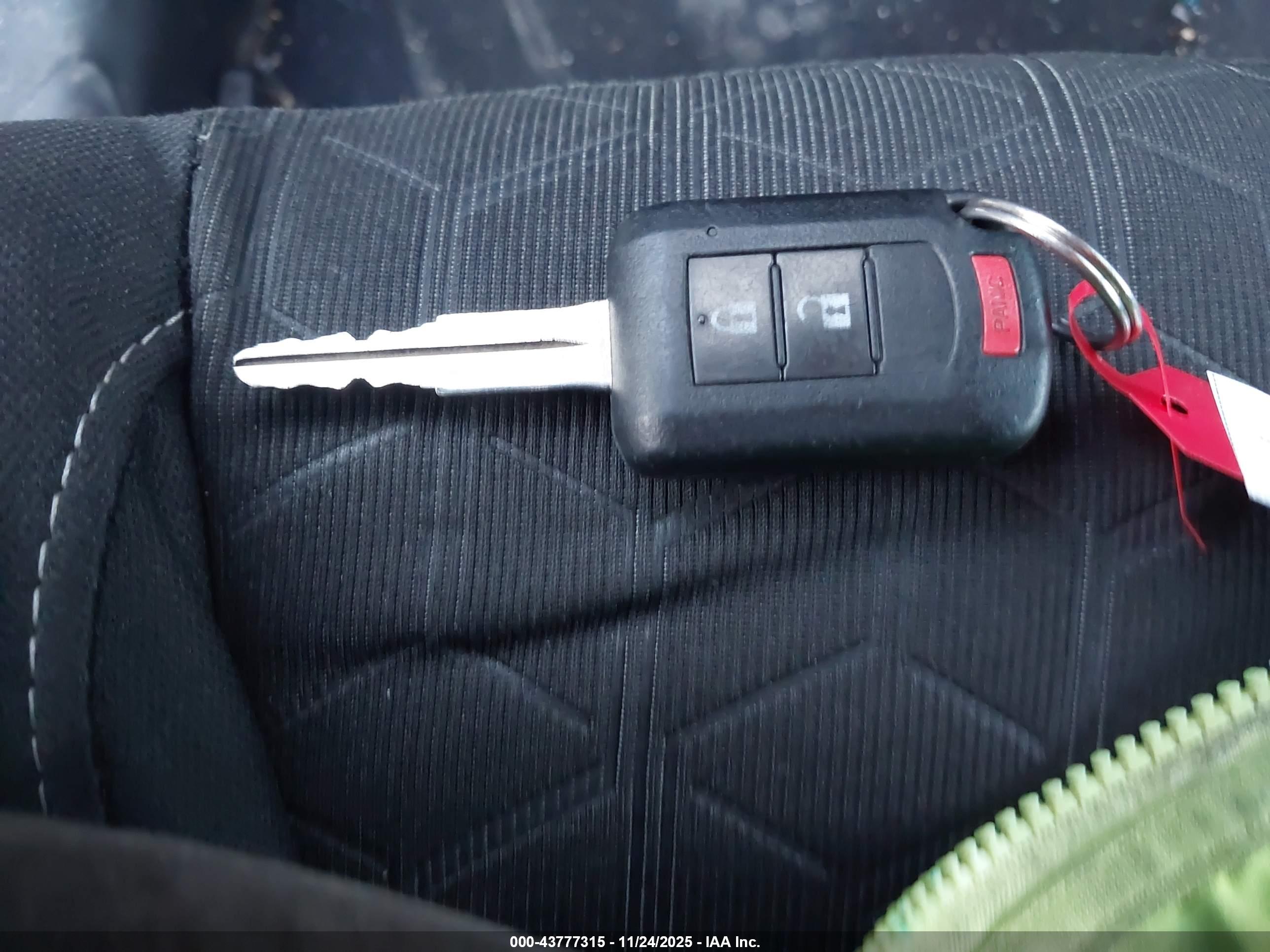 MITSUBISHI OUTLANDER image 11