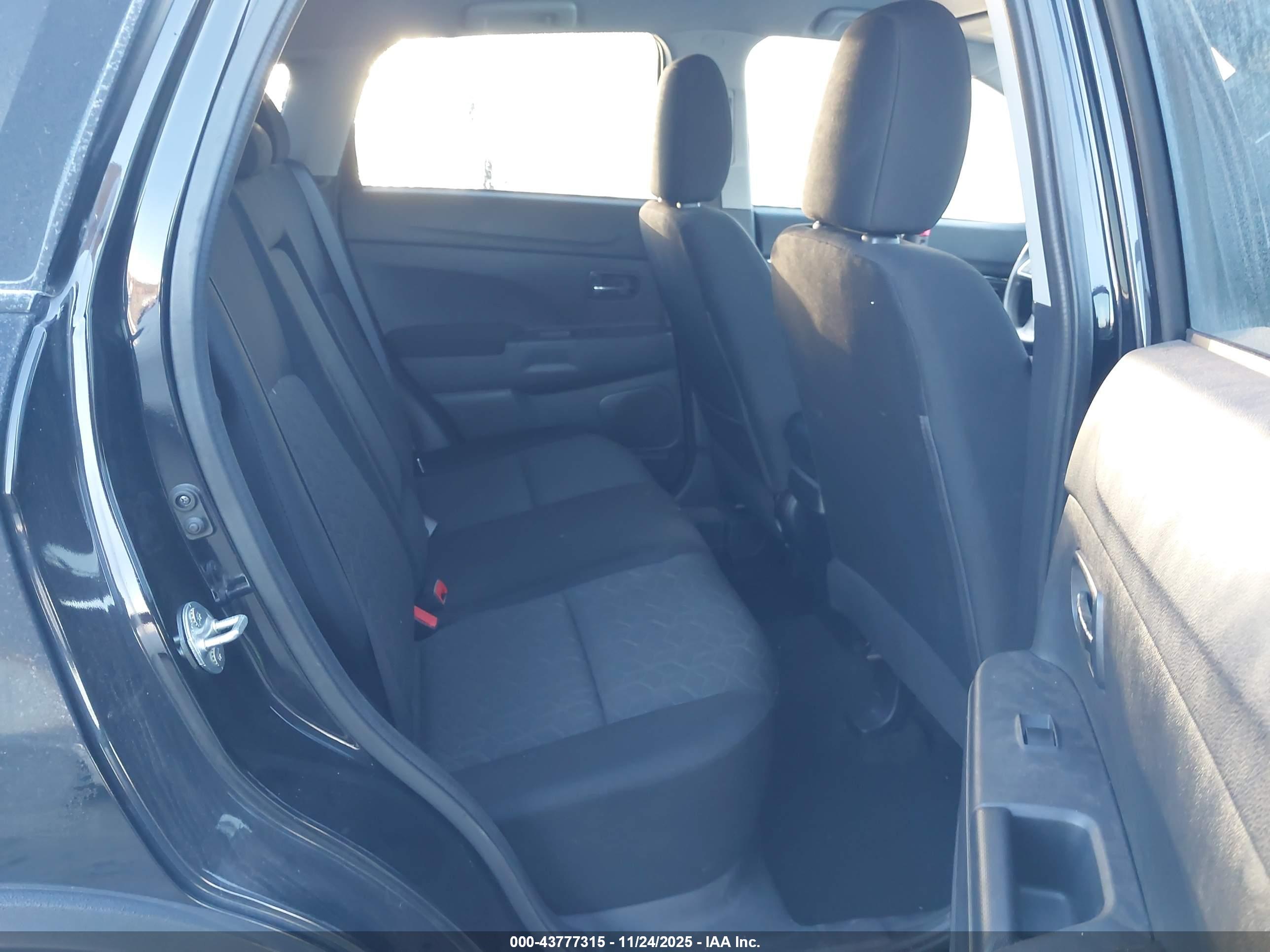 MITSUBISHI OUTLANDER image 8