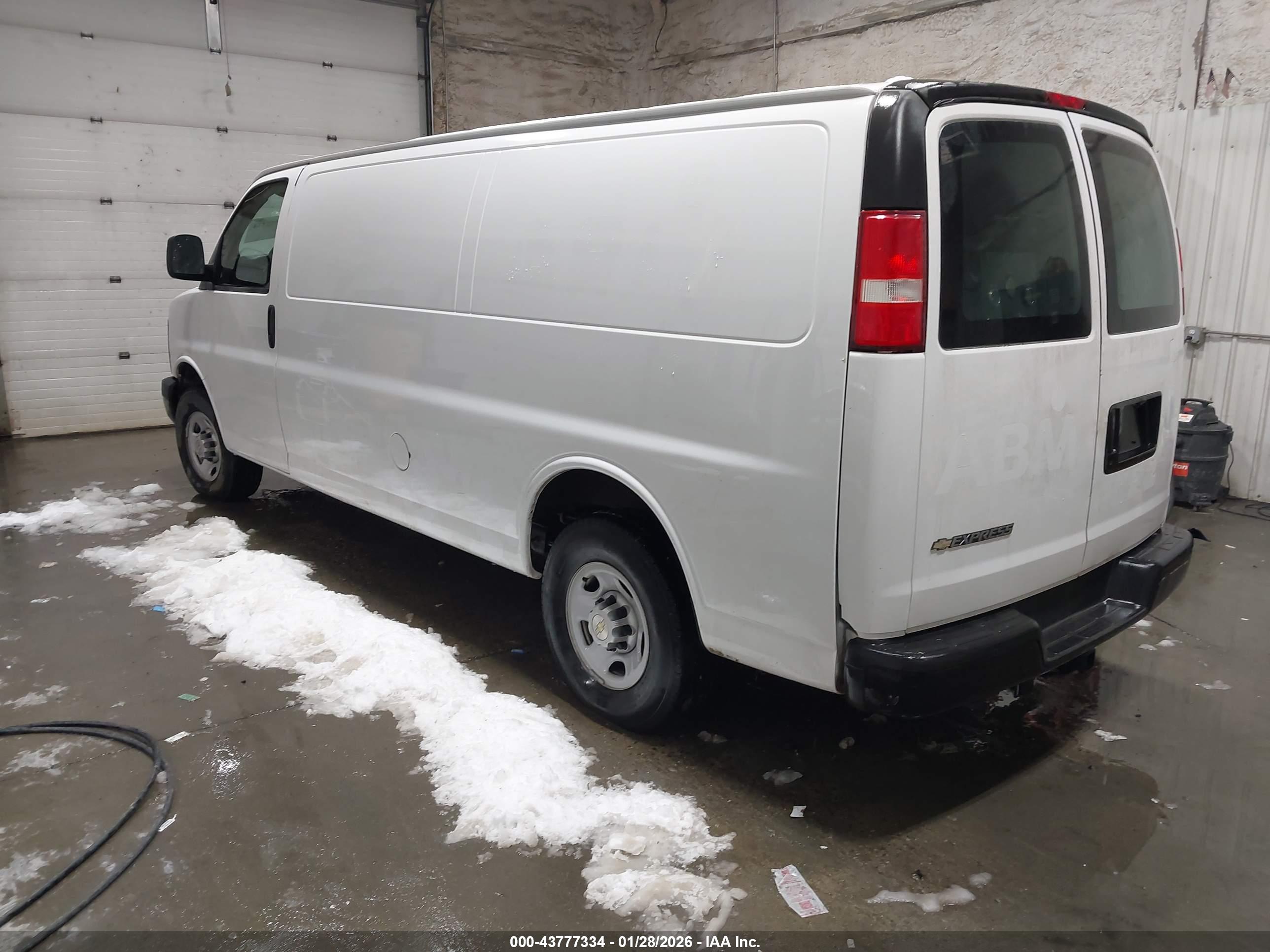 CHEVROLET EXPRESS image 3