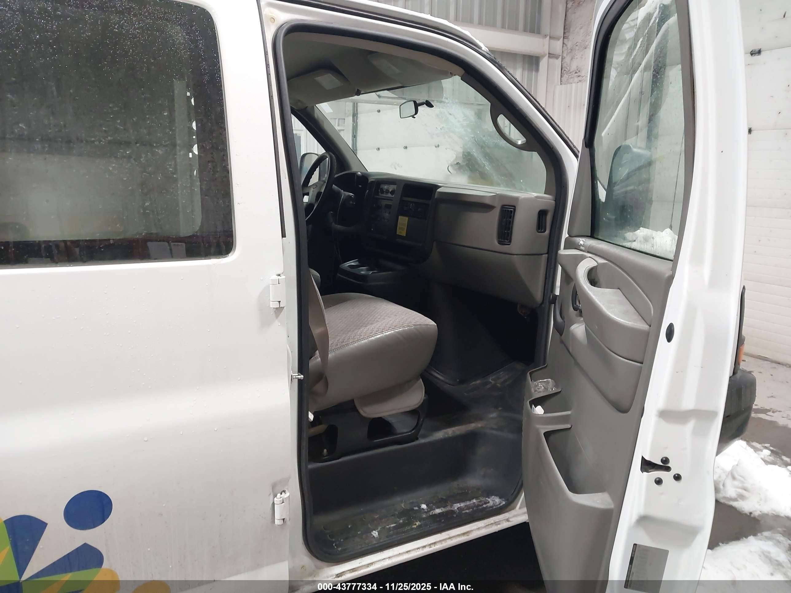 CHEVROLET EXPRESS image 5