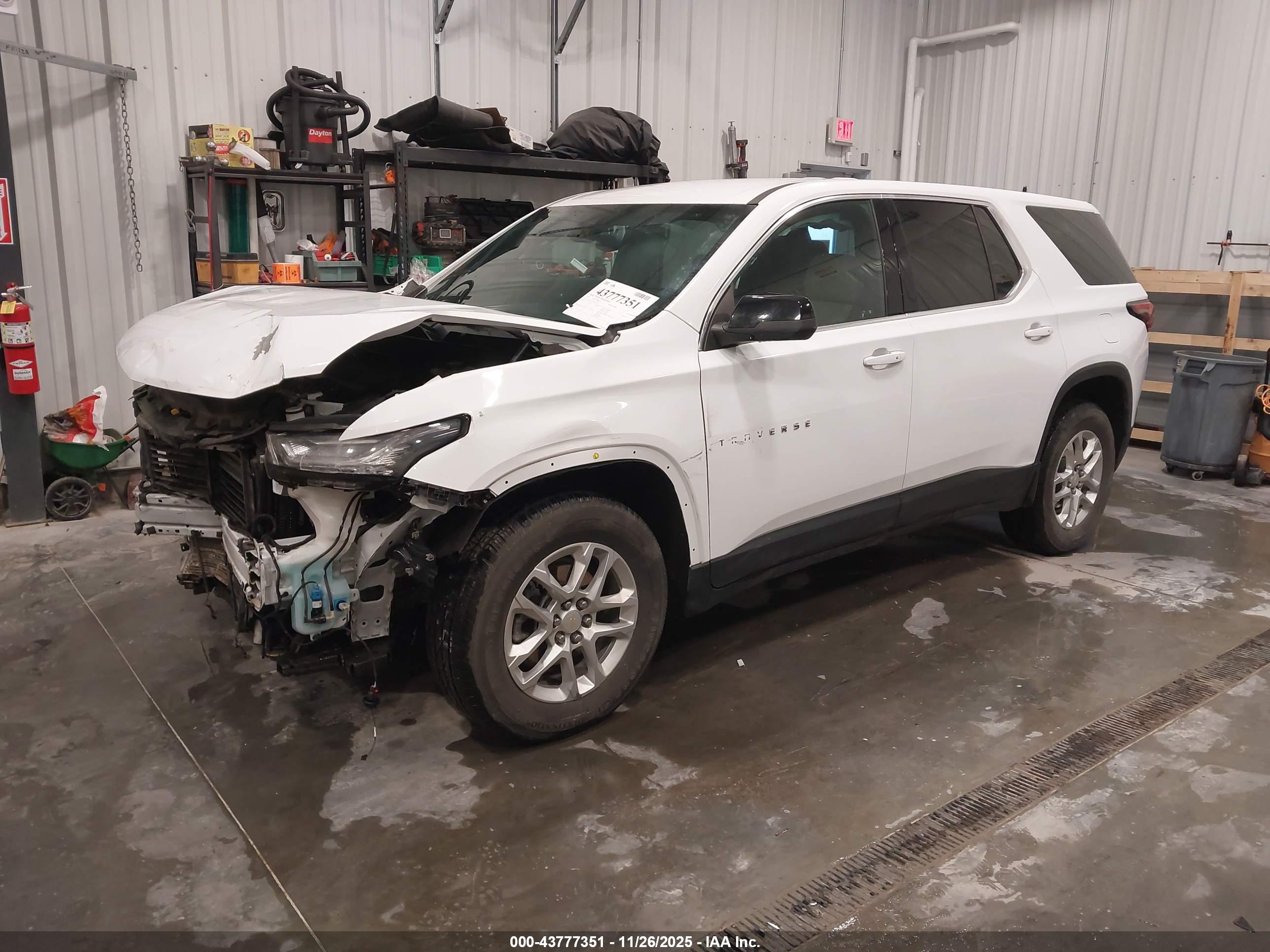 CHEVROLET TRAVERSE image 2
