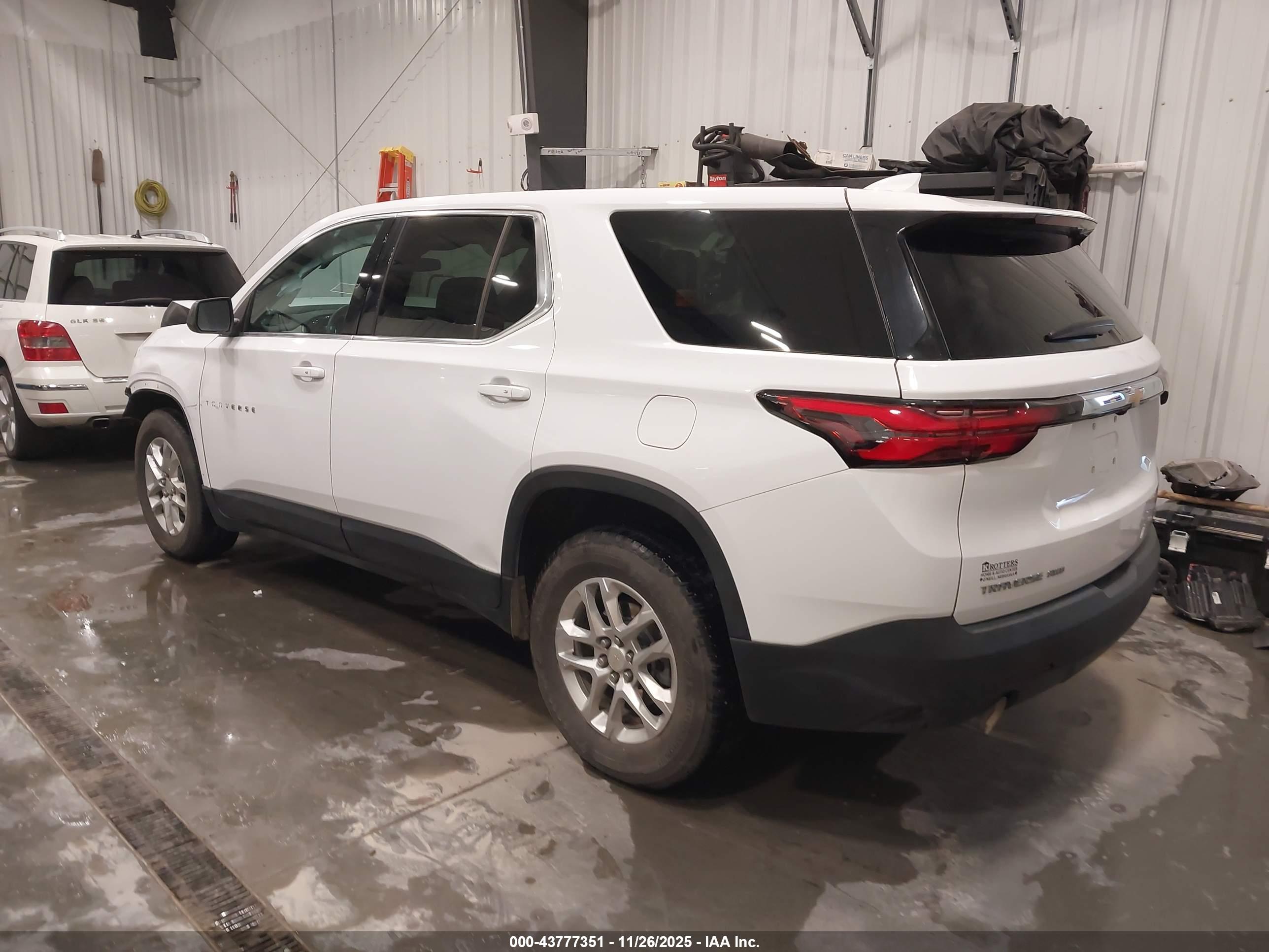 CHEVROLET TRAVERSE image 3